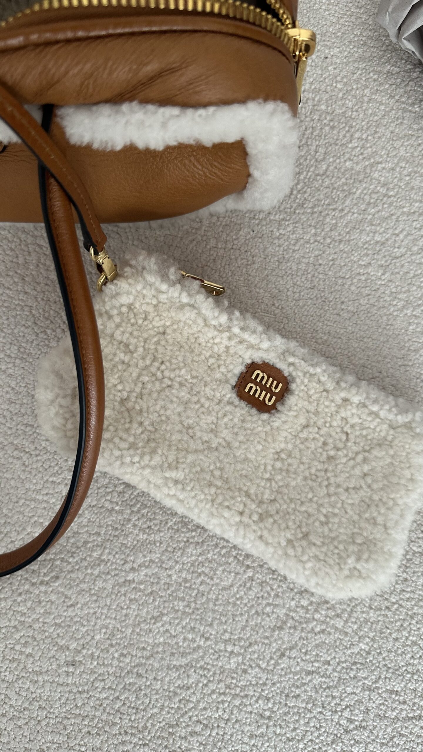 Miu Miu Beau shearling top-handle bag - obrazek 8