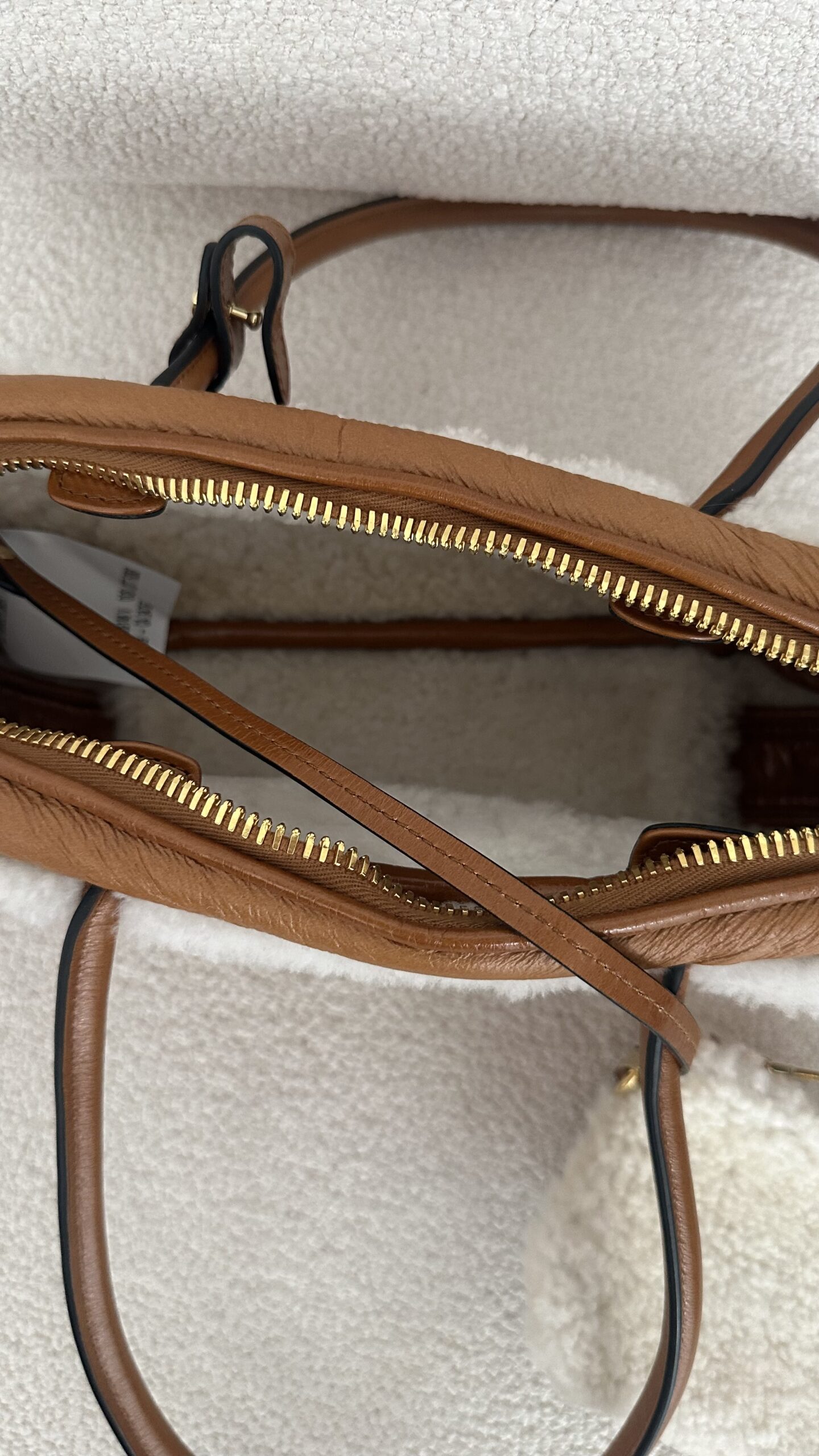 Miu Miu Beau shearling top-handle bag - obrazek 9