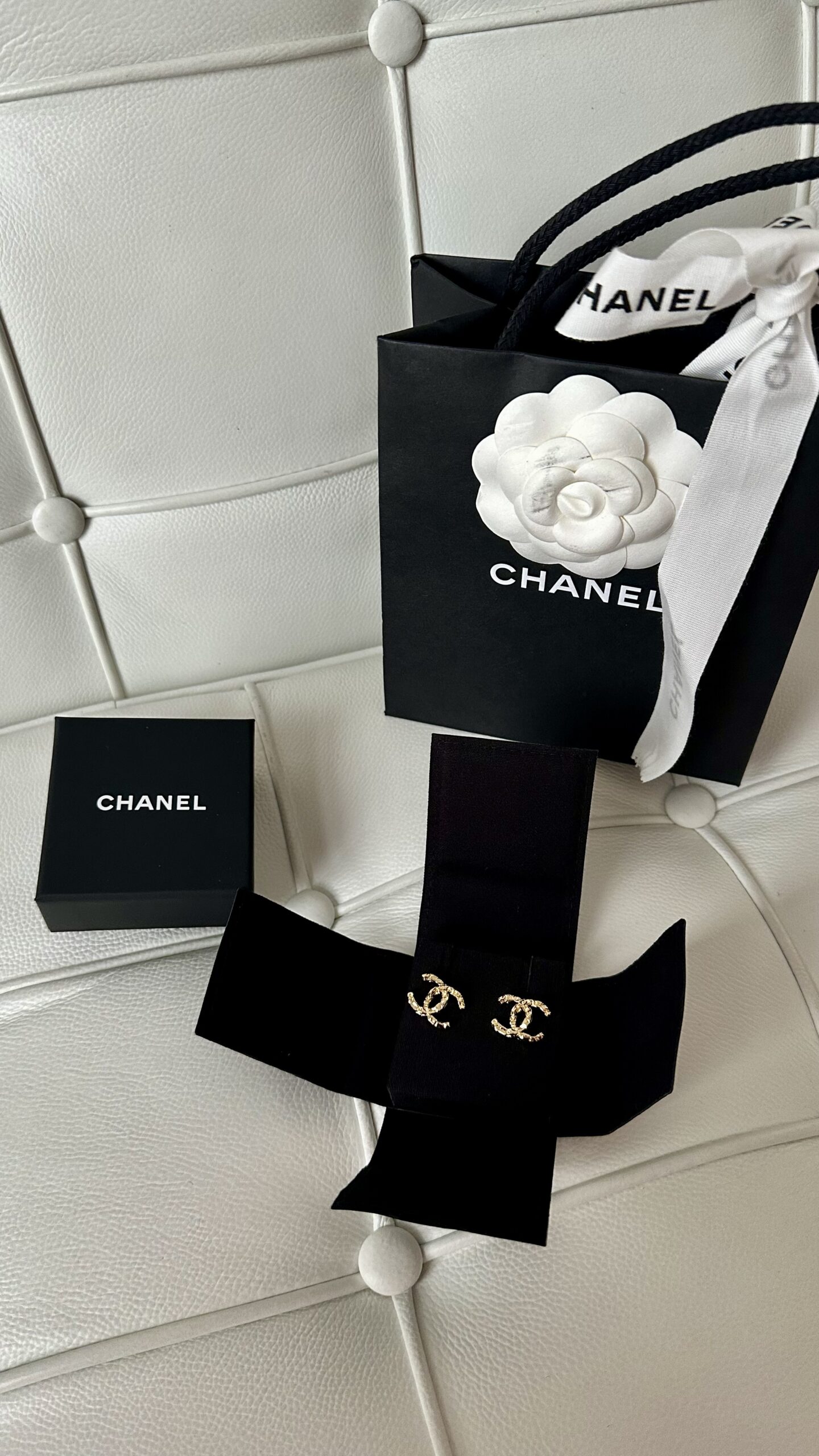 Chanel proste klasyczne kolczyki złoto szampańskie
