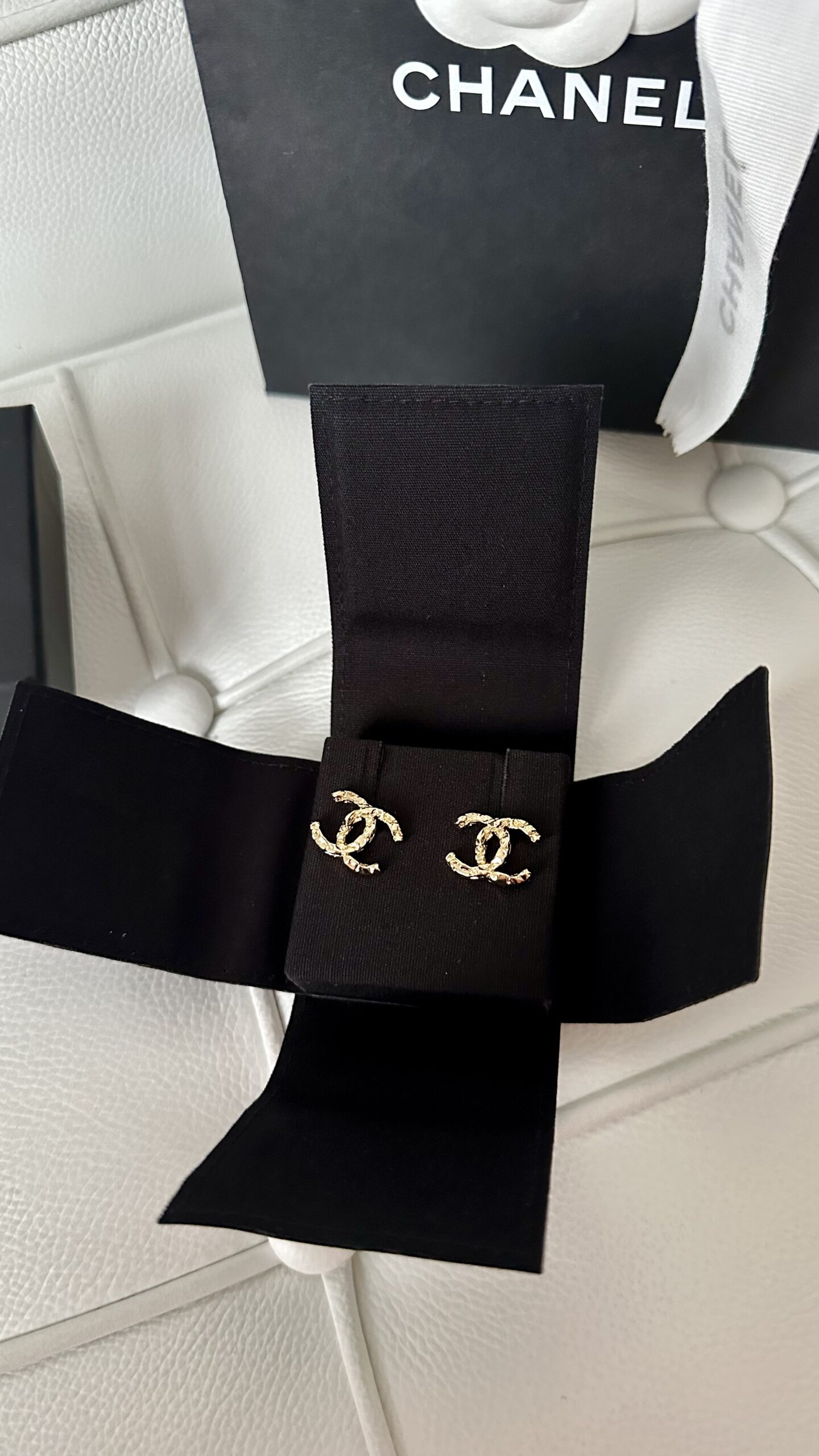 Chanel proste klasyczne kolczyki złoto szampańskie - obrazek 2