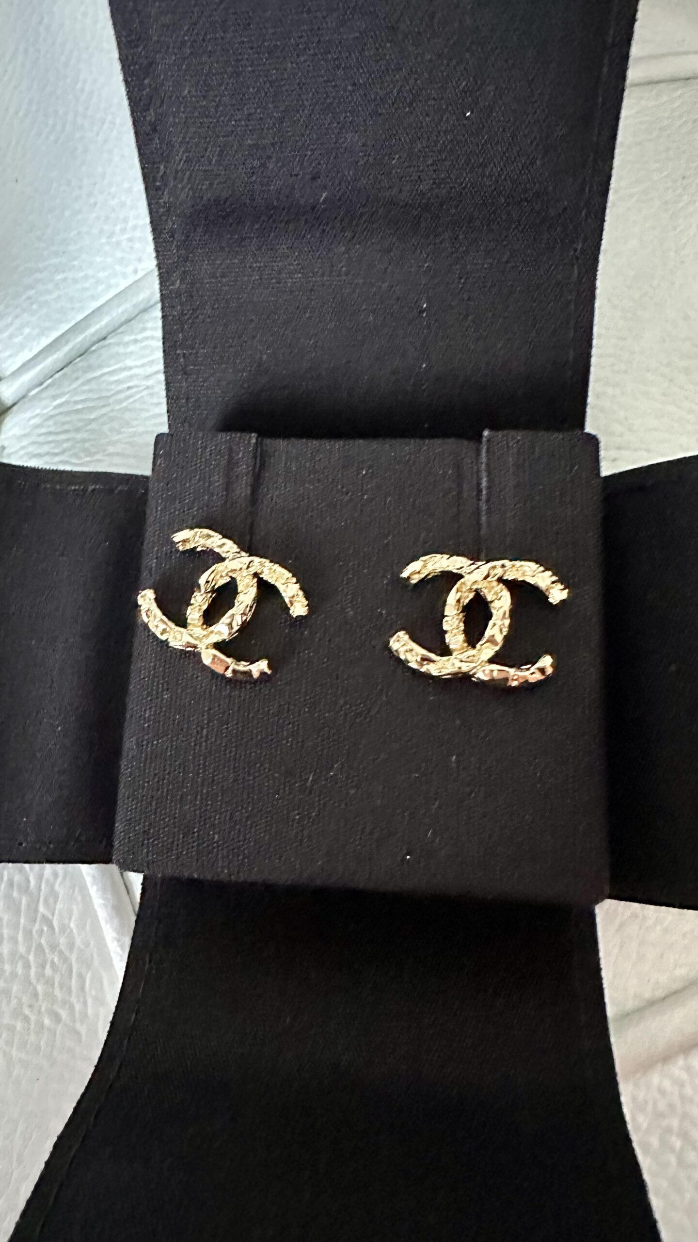 Chanel proste klasyczne kolczyki złoto szampańskie - obrazek 3