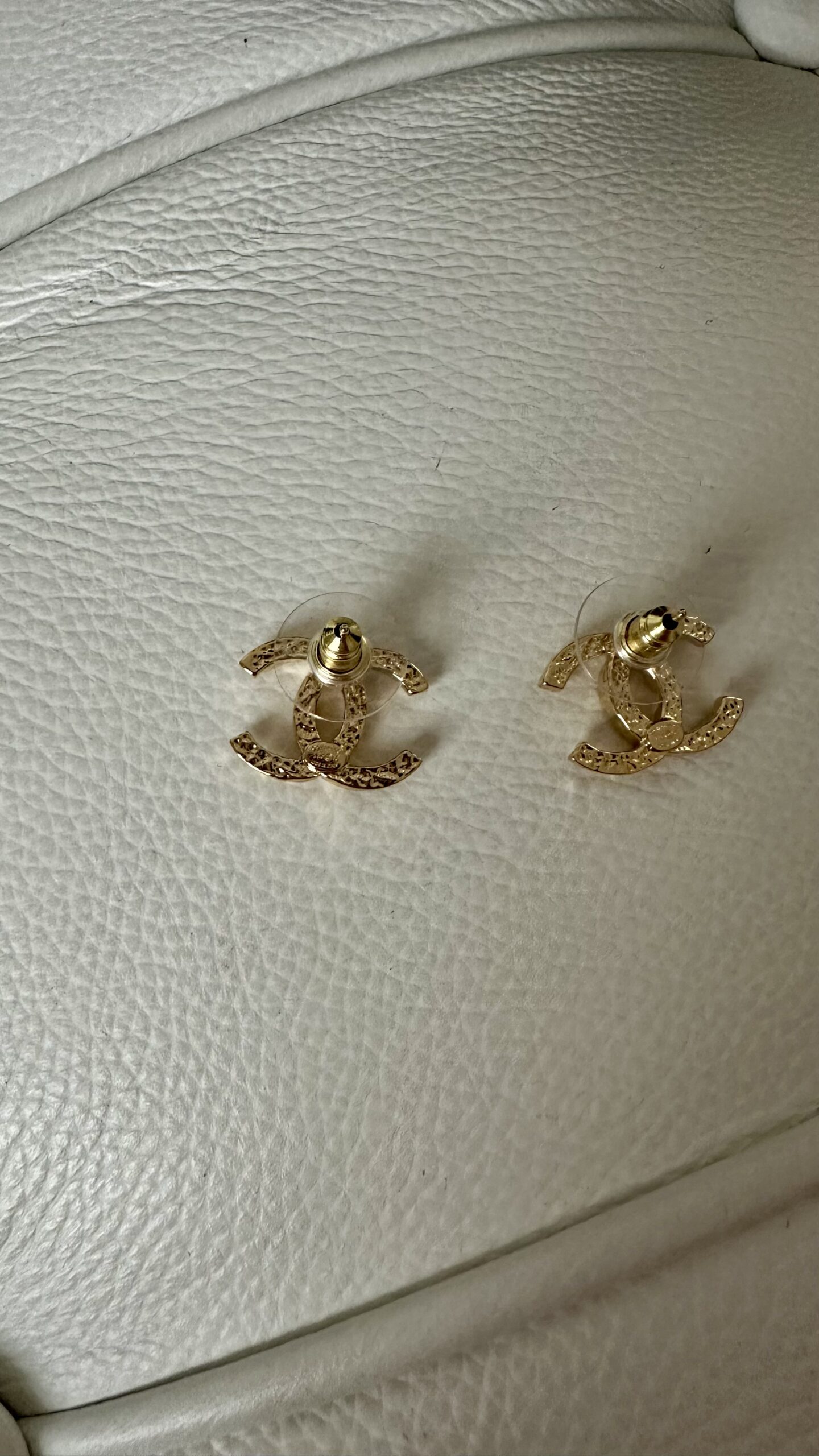 Chanel proste klasyczne kolczyki złoto szampańskie - obrazek 4