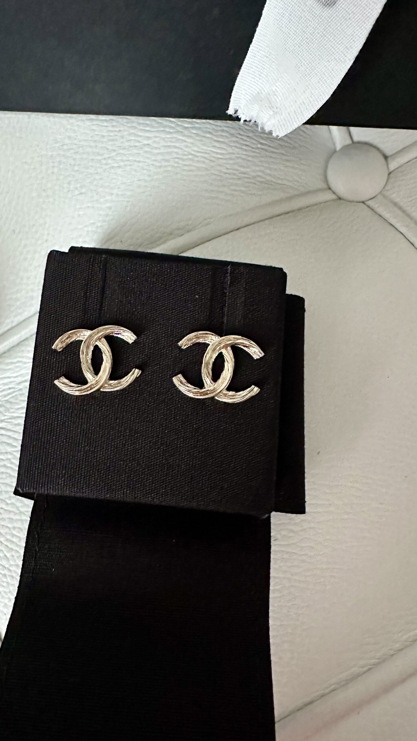 Chanel kolczyki klasyczne w kolorze złota - obrazek 3