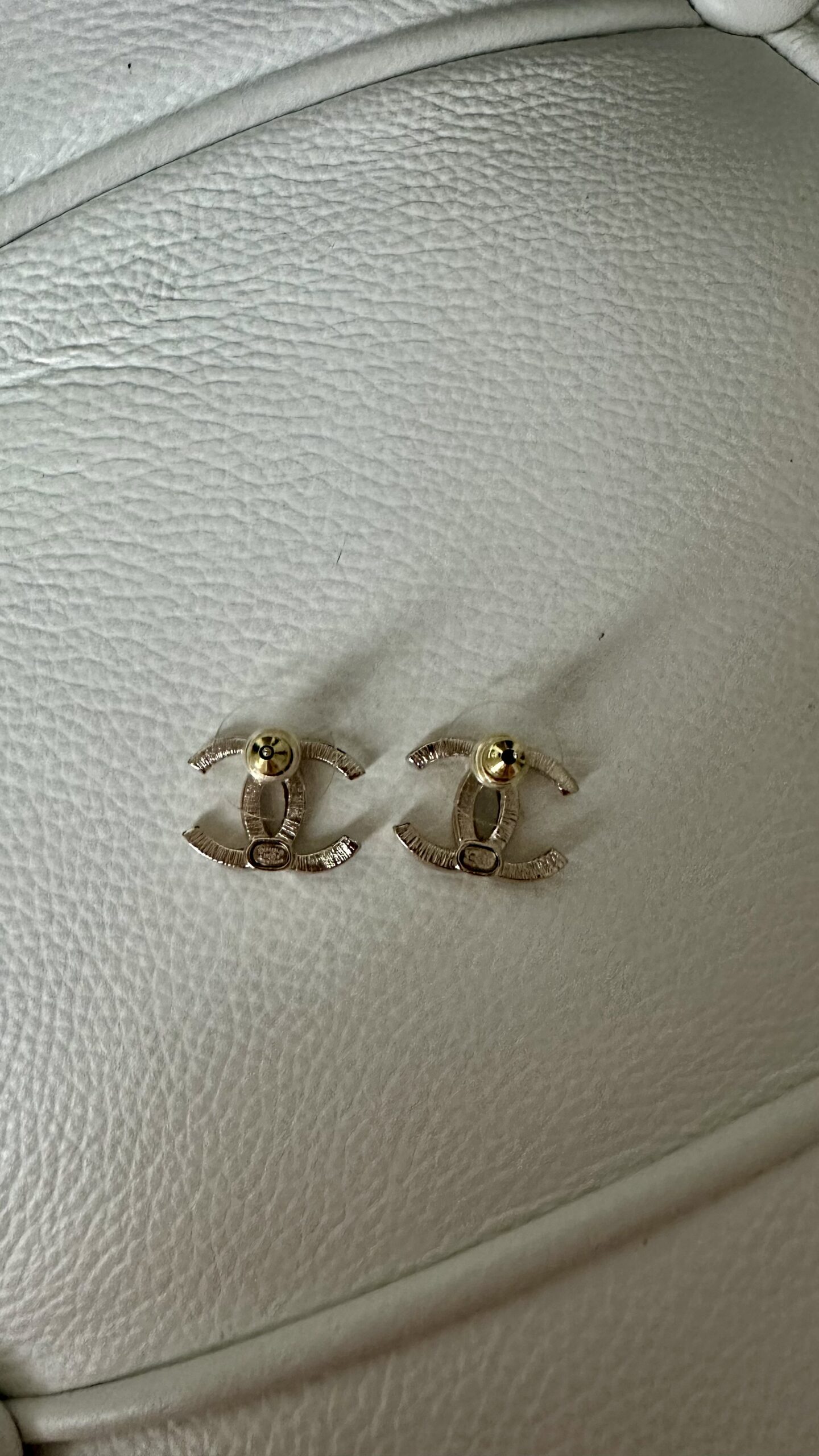 Chanel kolczyki klasyczne w kolorze złota - obrazek 4