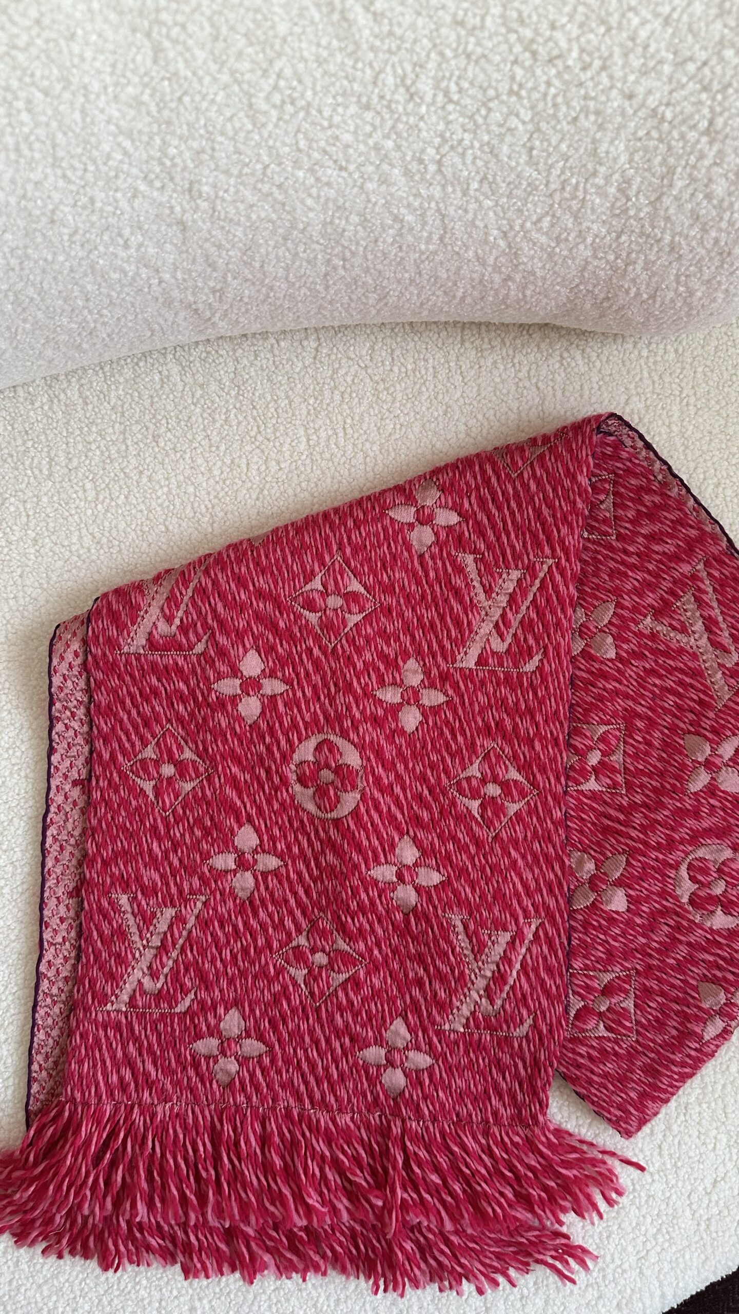 Louis Vuitton wełniany malinowy szal