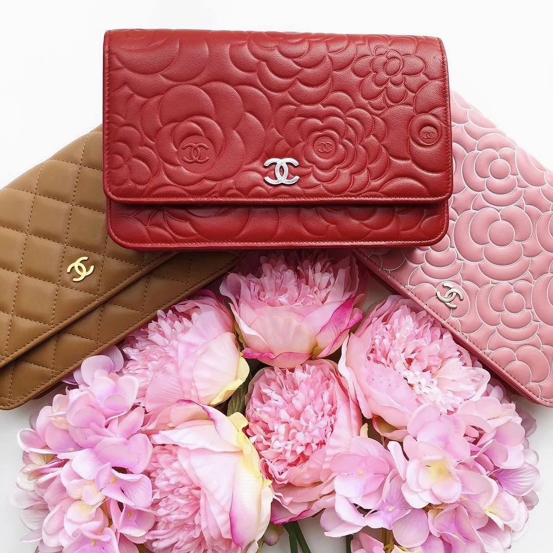 CHANEL Camellia Wallet On Chain - torebka - obrazek 18