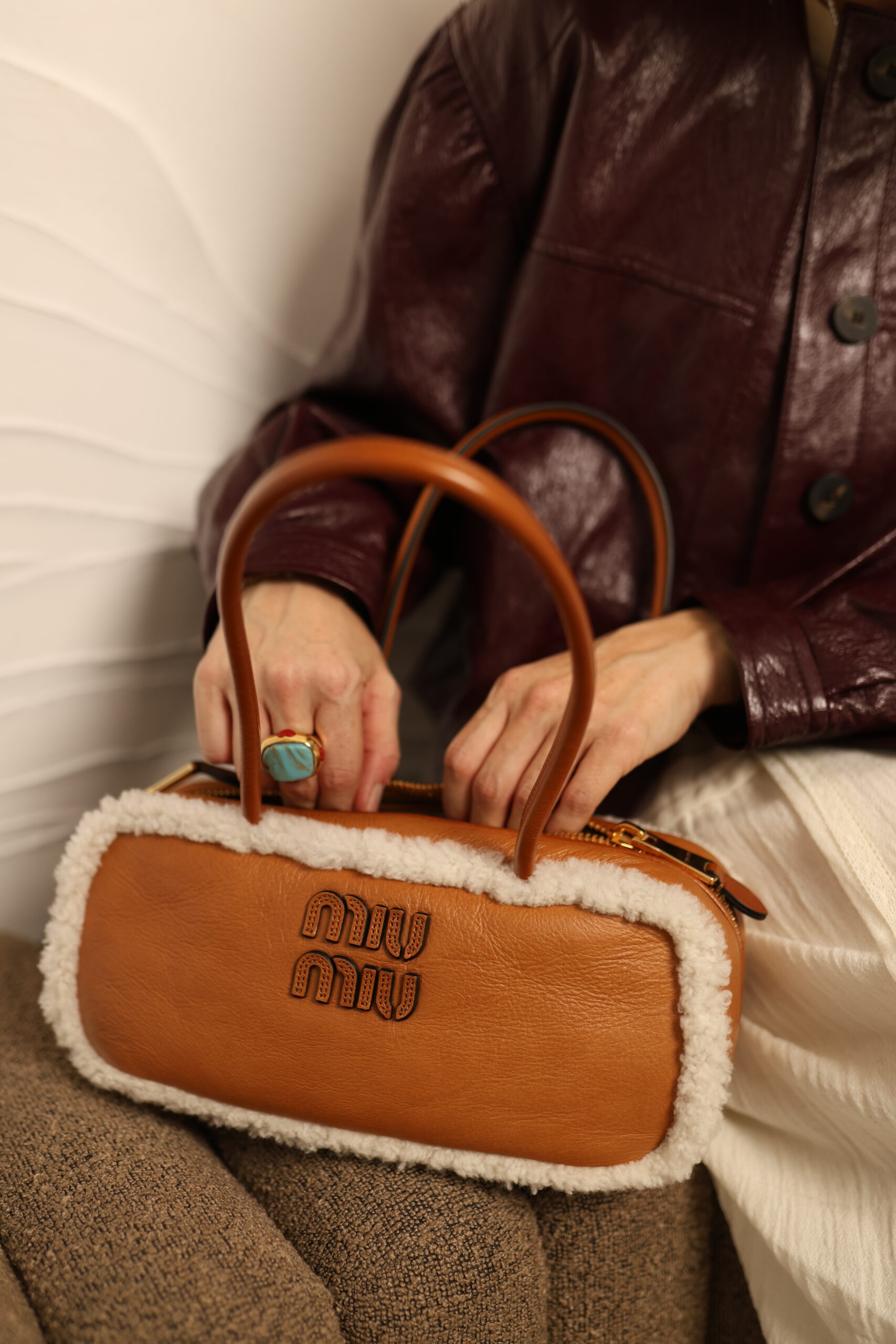 Miu Miu Beau shearling top-handle bag - obrazek 2