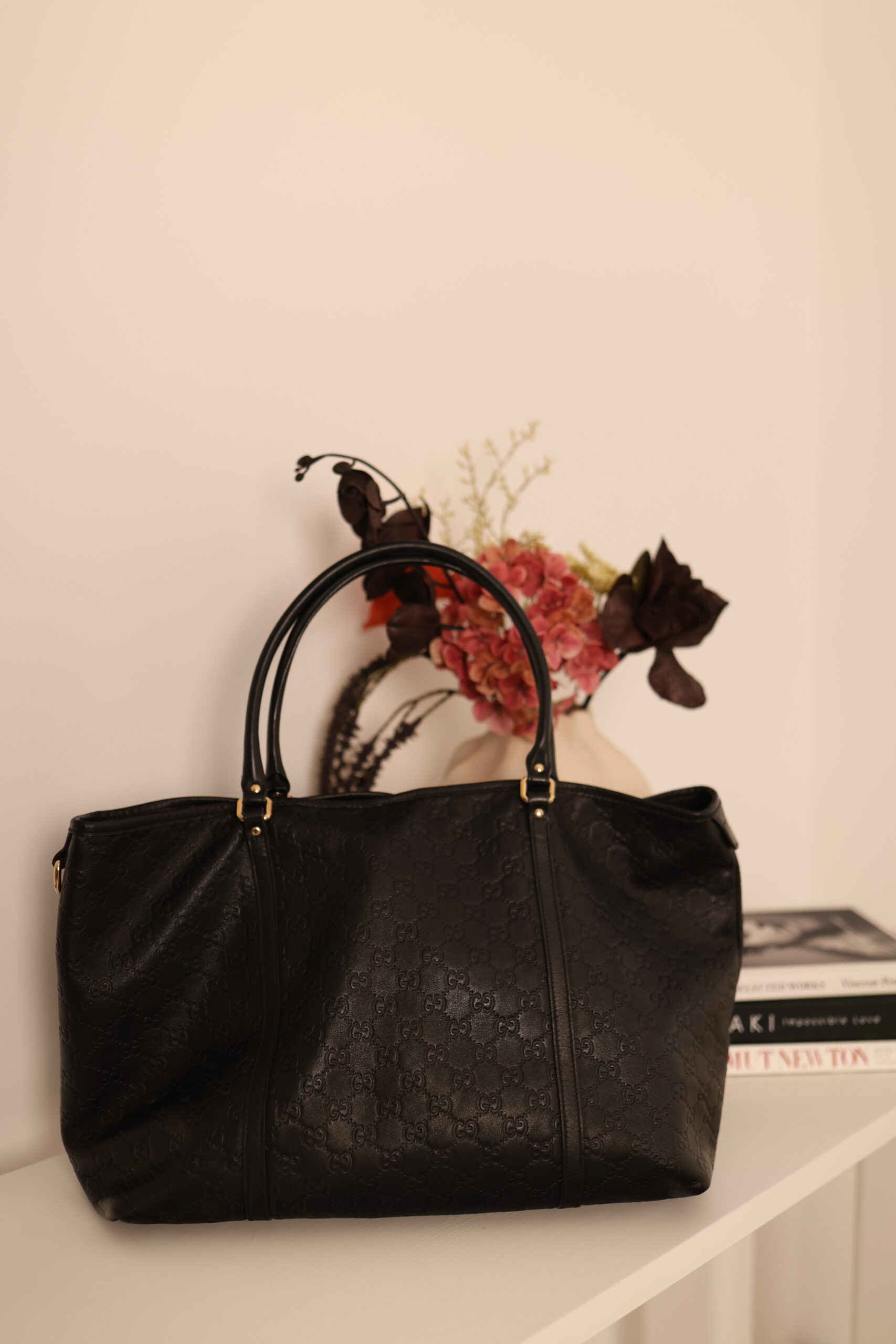 Gucci Guccissima czarna logowana torebka - obrazek 2