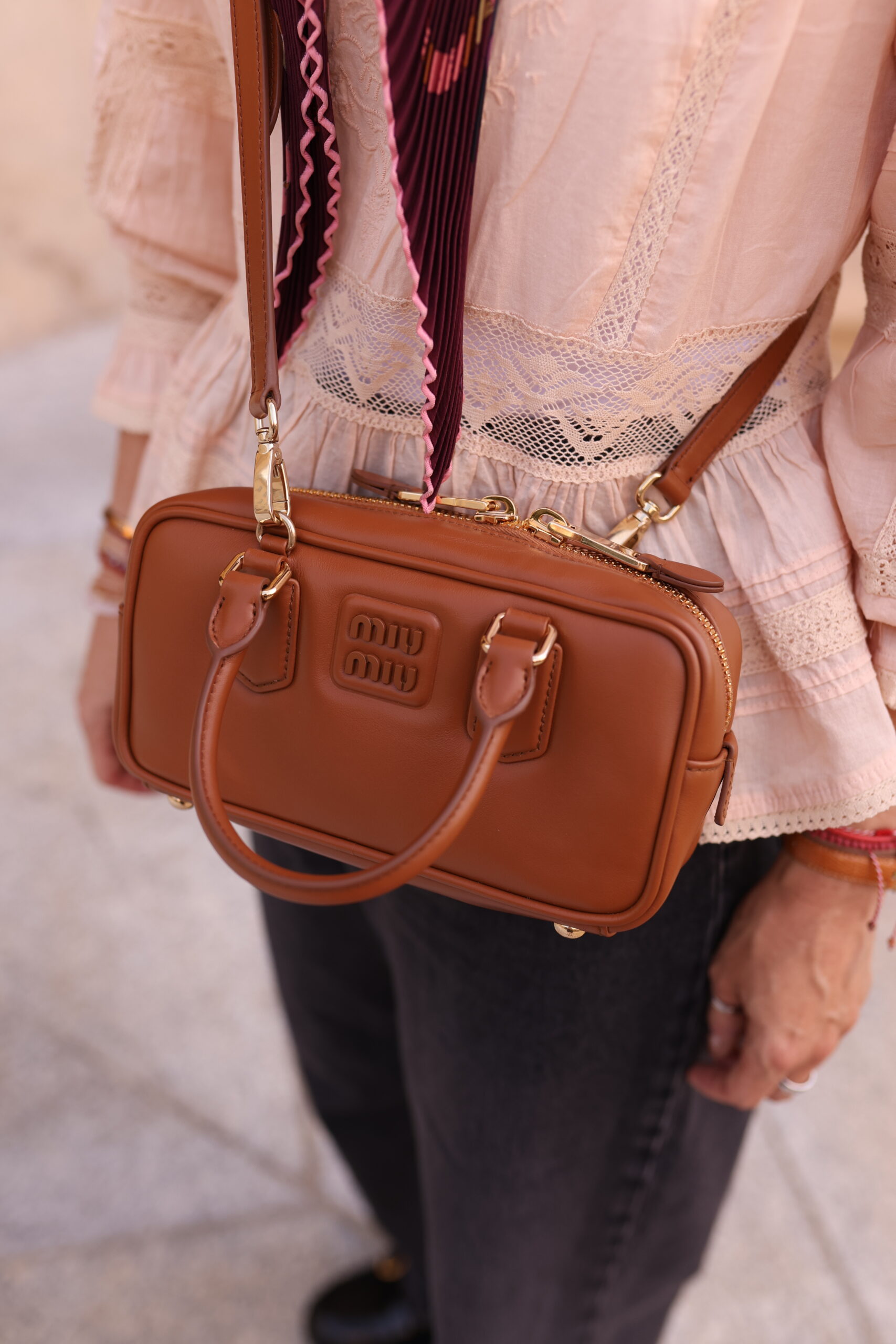 Miu Miu Arcadie camel kuferek - obrazek 9