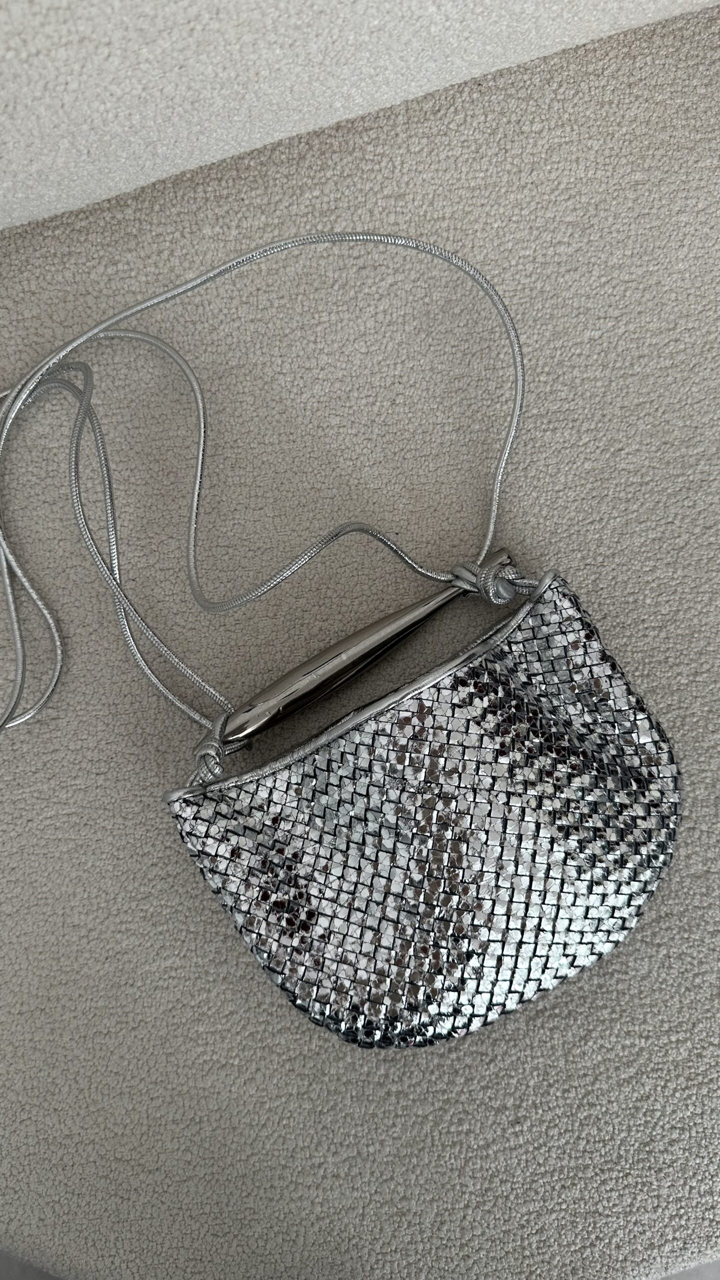 Bottega Veneta Baby sardine srebrna torebka - obrazek 2