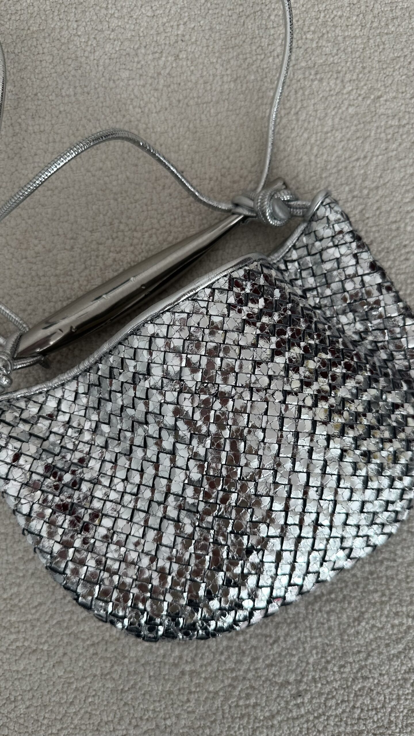 Bottega Veneta Baby sardine srebrna torebka - obrazek 3