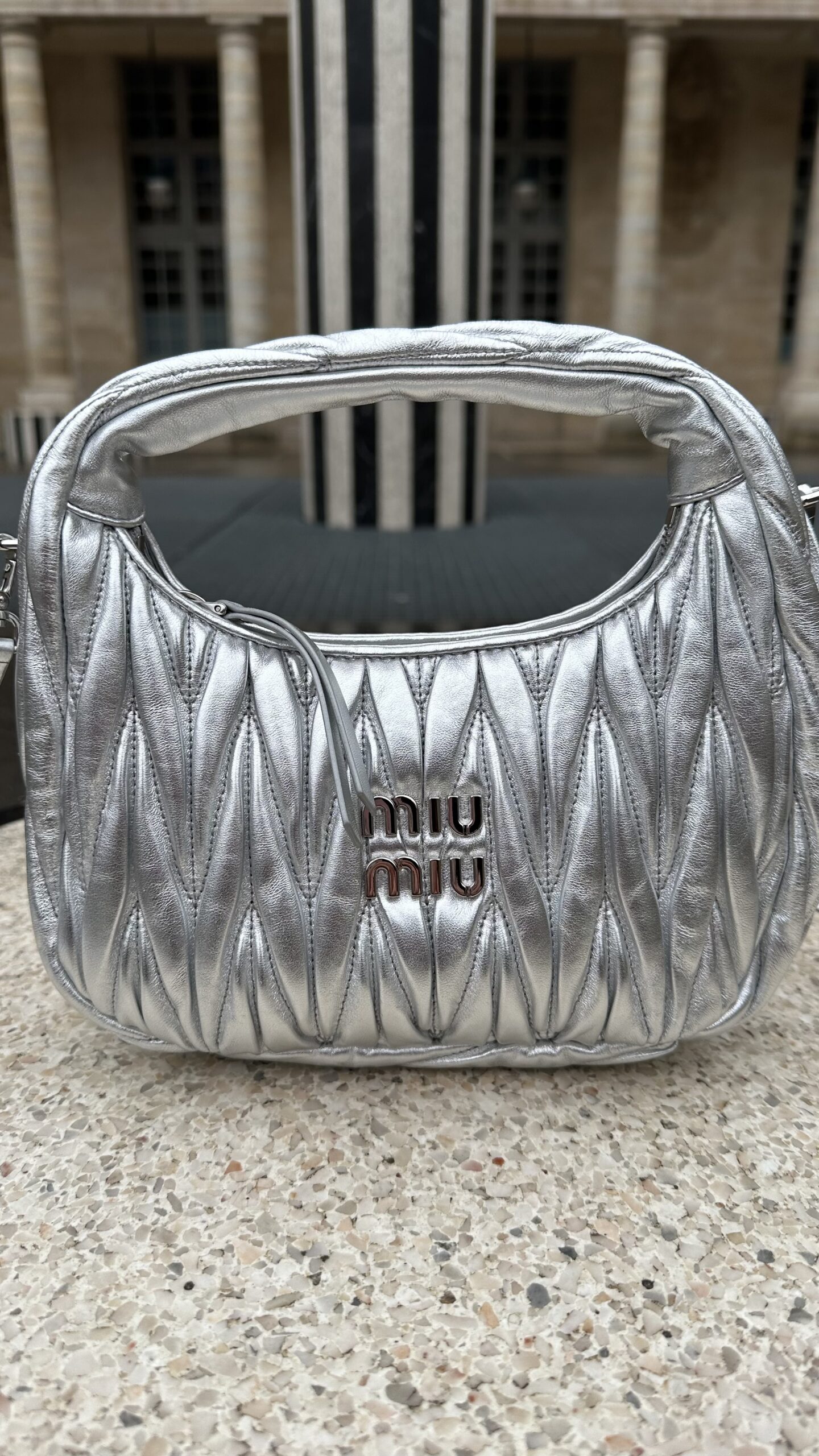 Miu Miu Wander matelassé suede bag srebrna torebka - obrazek 2