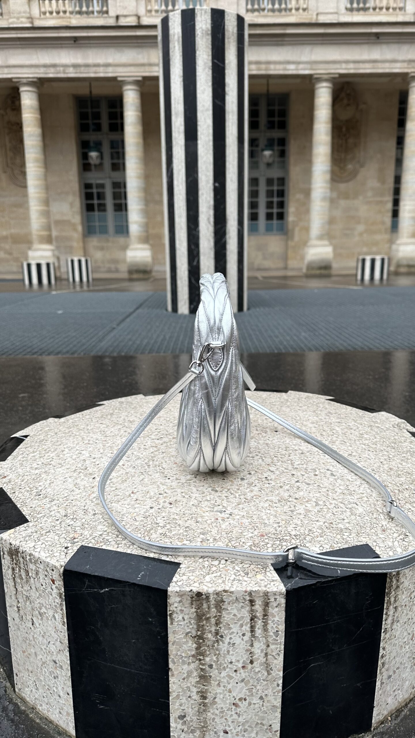 Miu Miu Wander matelassé suede bag srebrna torebka - obrazek 3