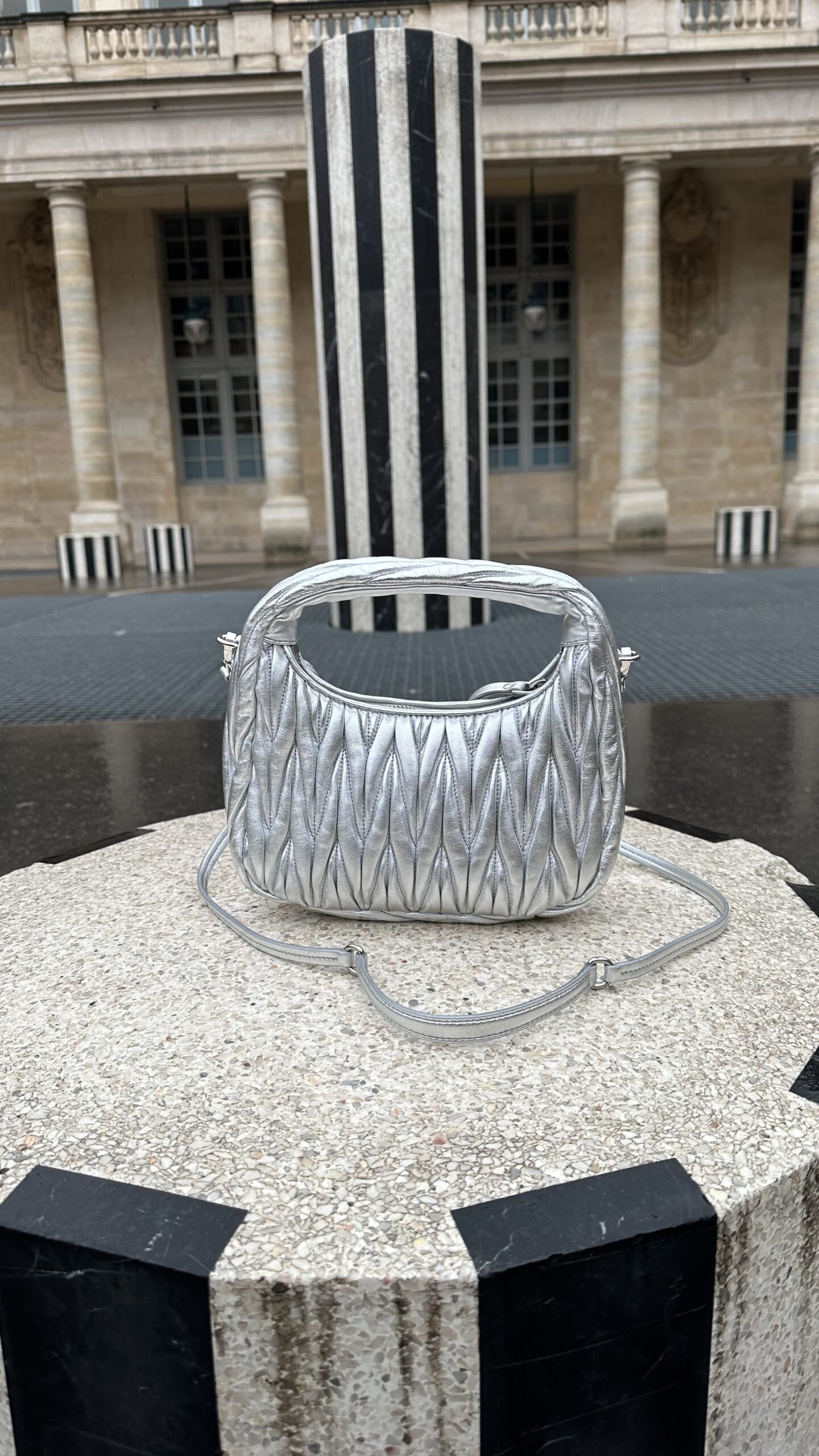 Miu Miu Wander matelassé suede bag srebrna torebka - obrazek 4