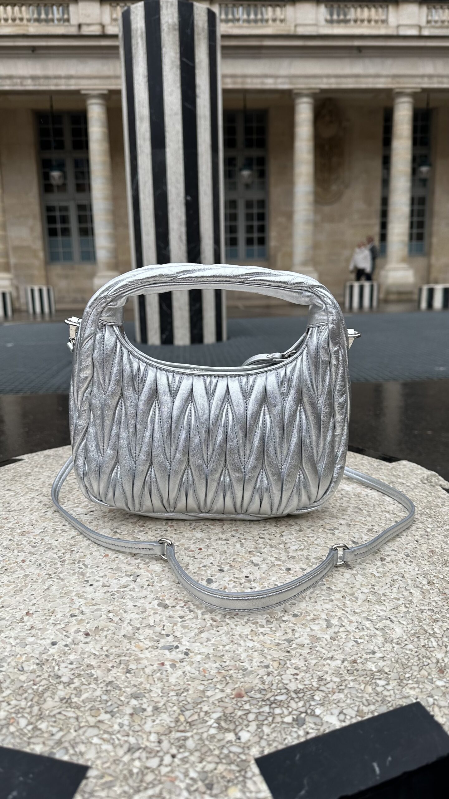 Miu Miu Wander matelassé suede bag srebrna torebka - obrazek 5