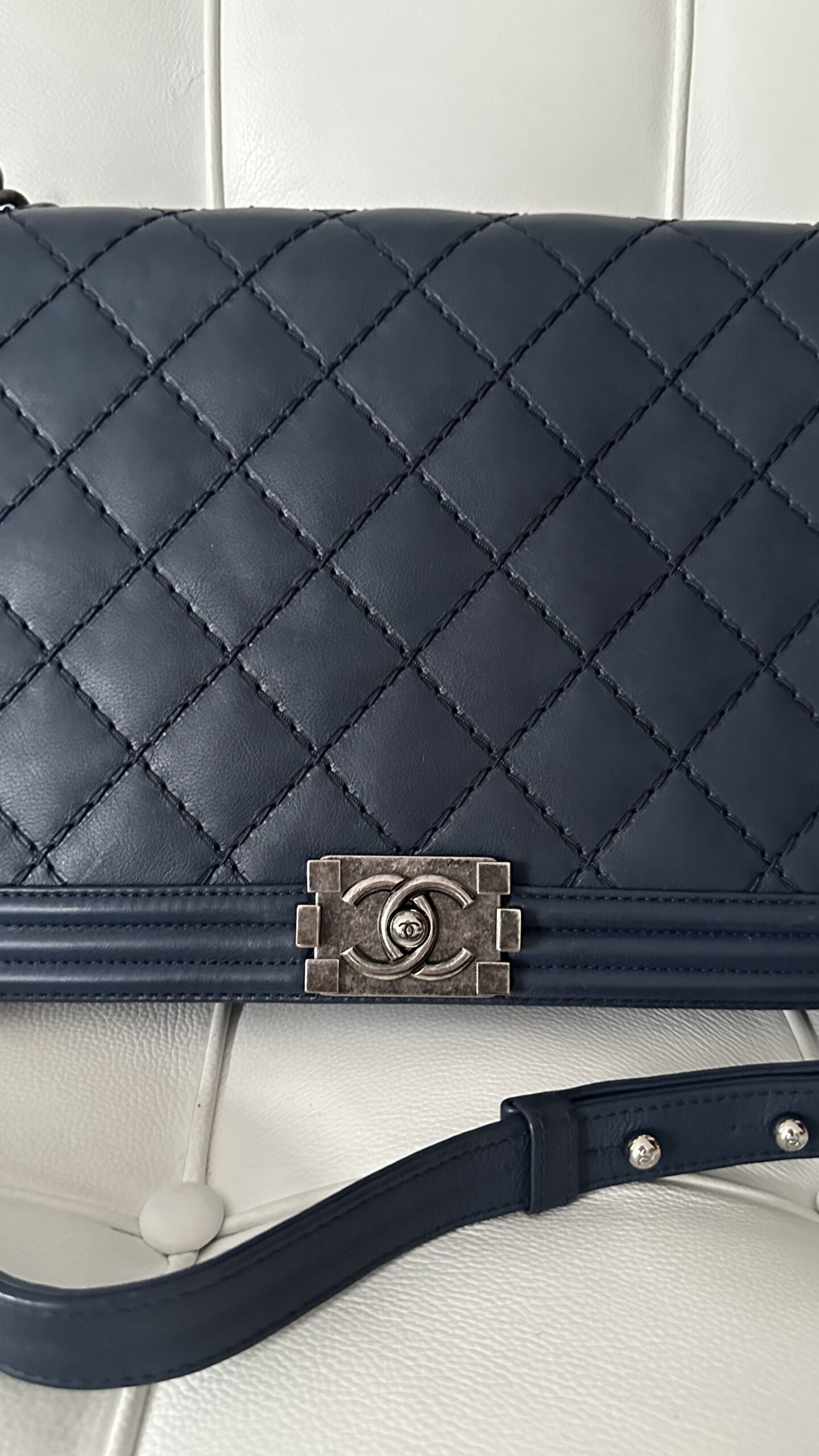 Chanel Boy klasyka granat skóra - obrazek 3