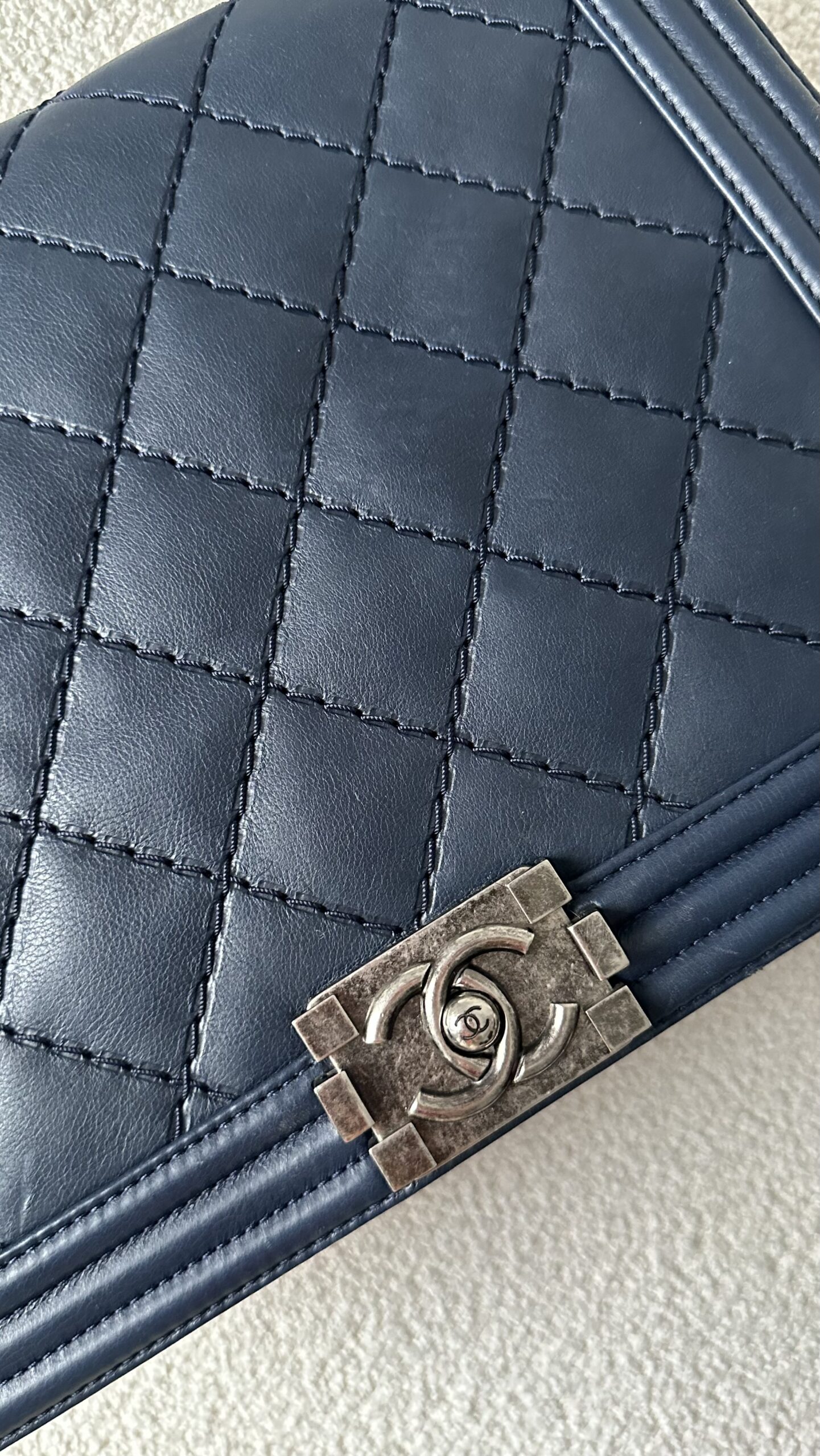 Chanel Boy klasyka granat skóra - obrazek 5