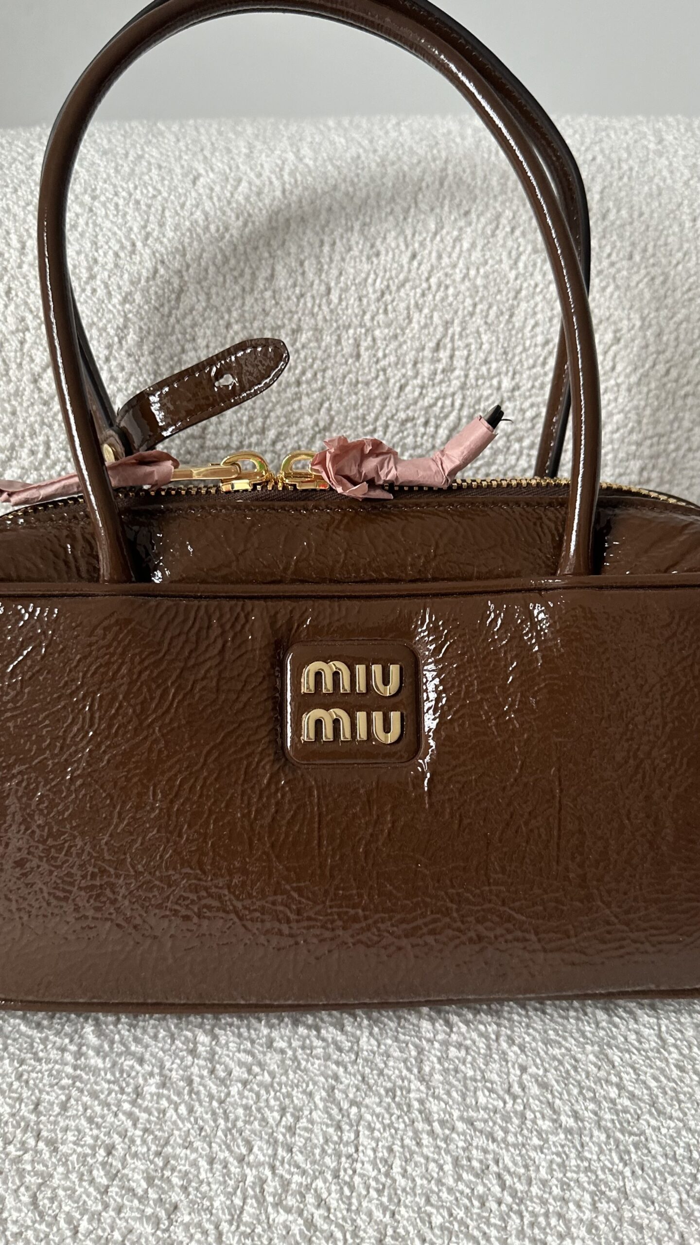 Miu miu Beau naplak patent brązowa lakierowana torebka - obrazek 2