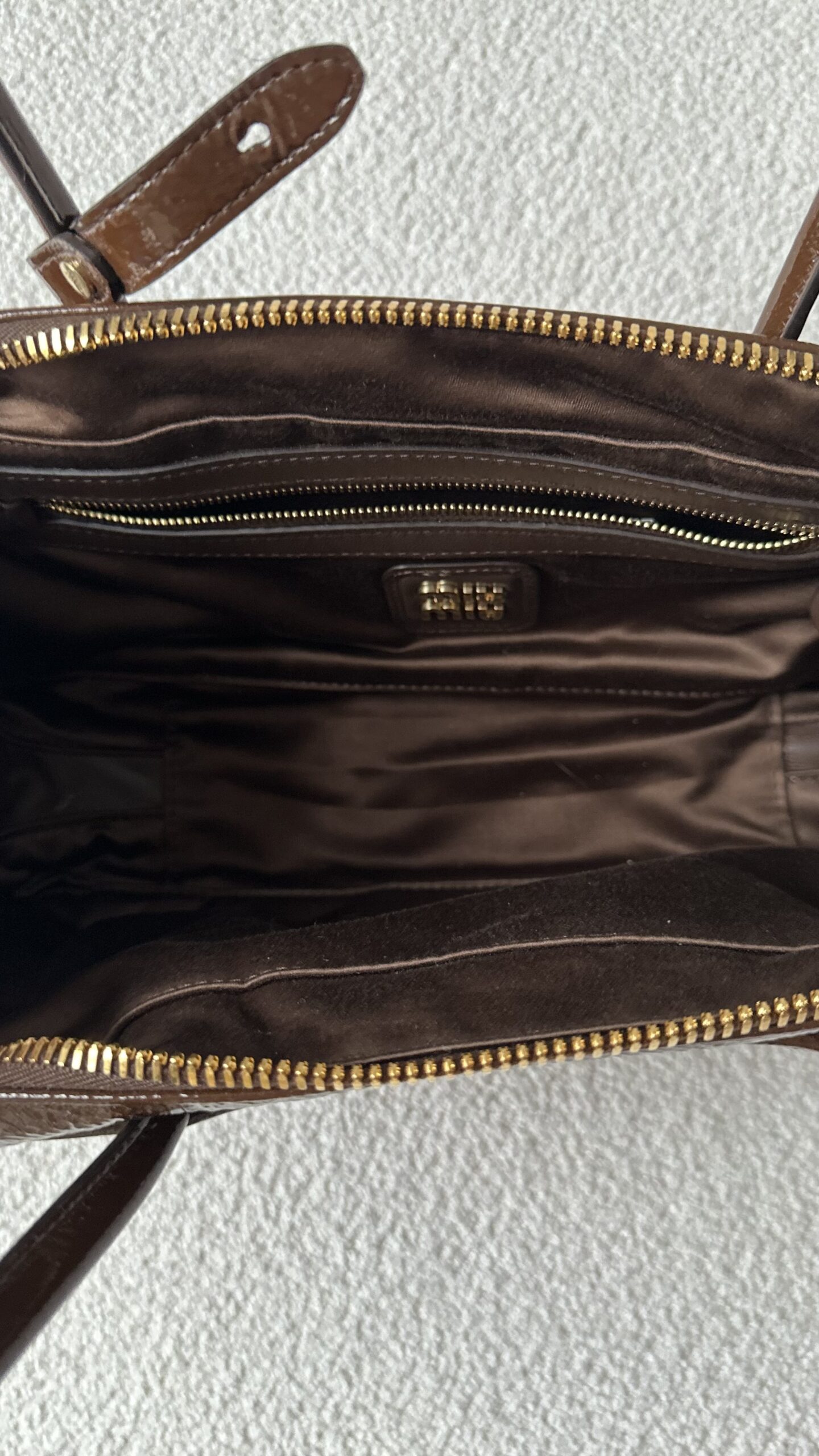 Miu miu Beau naplak patent brązowa lakierowana torebka - obrazek 5