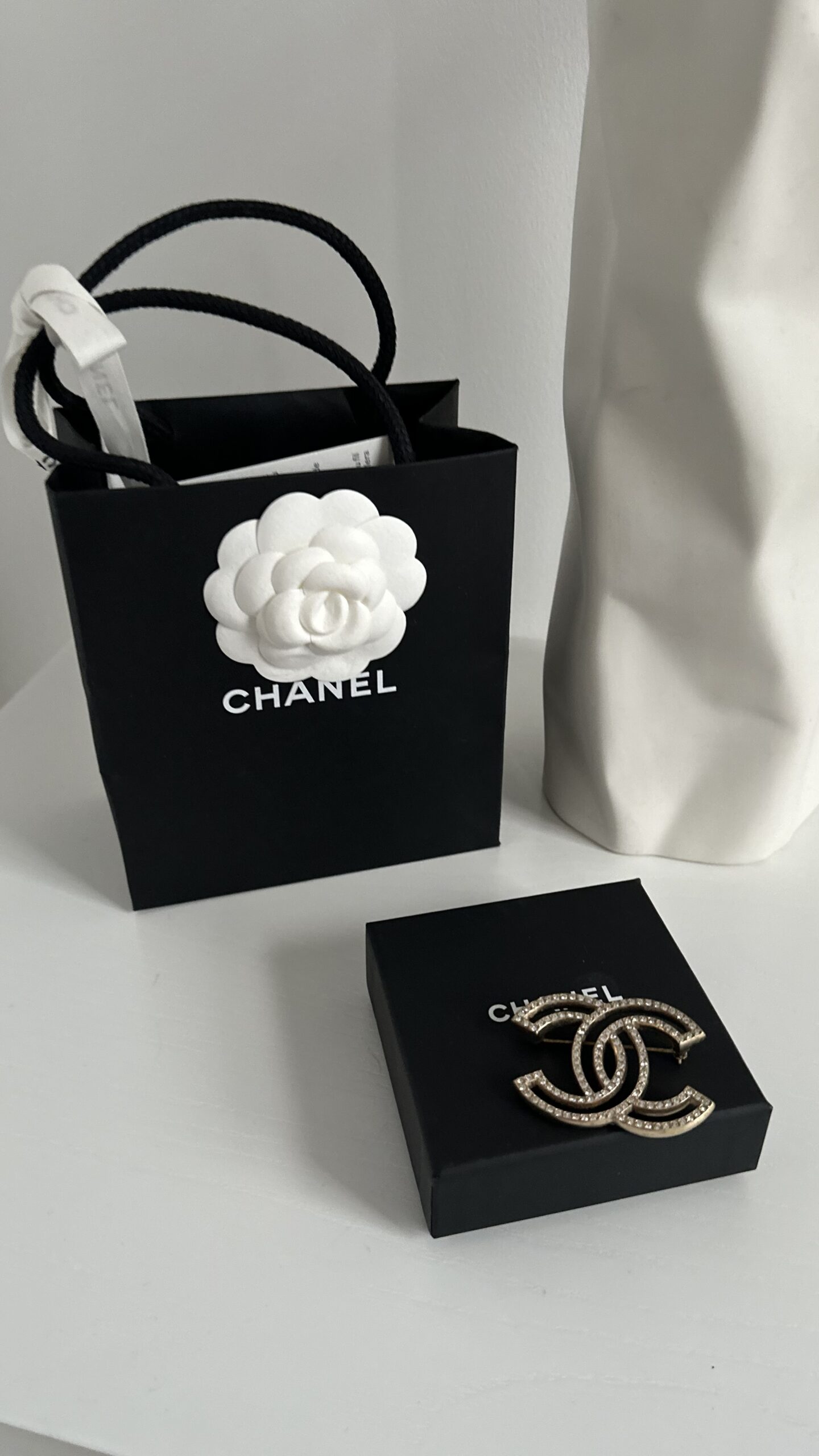 Chanel duża efektowna broszka z cyrkoniami