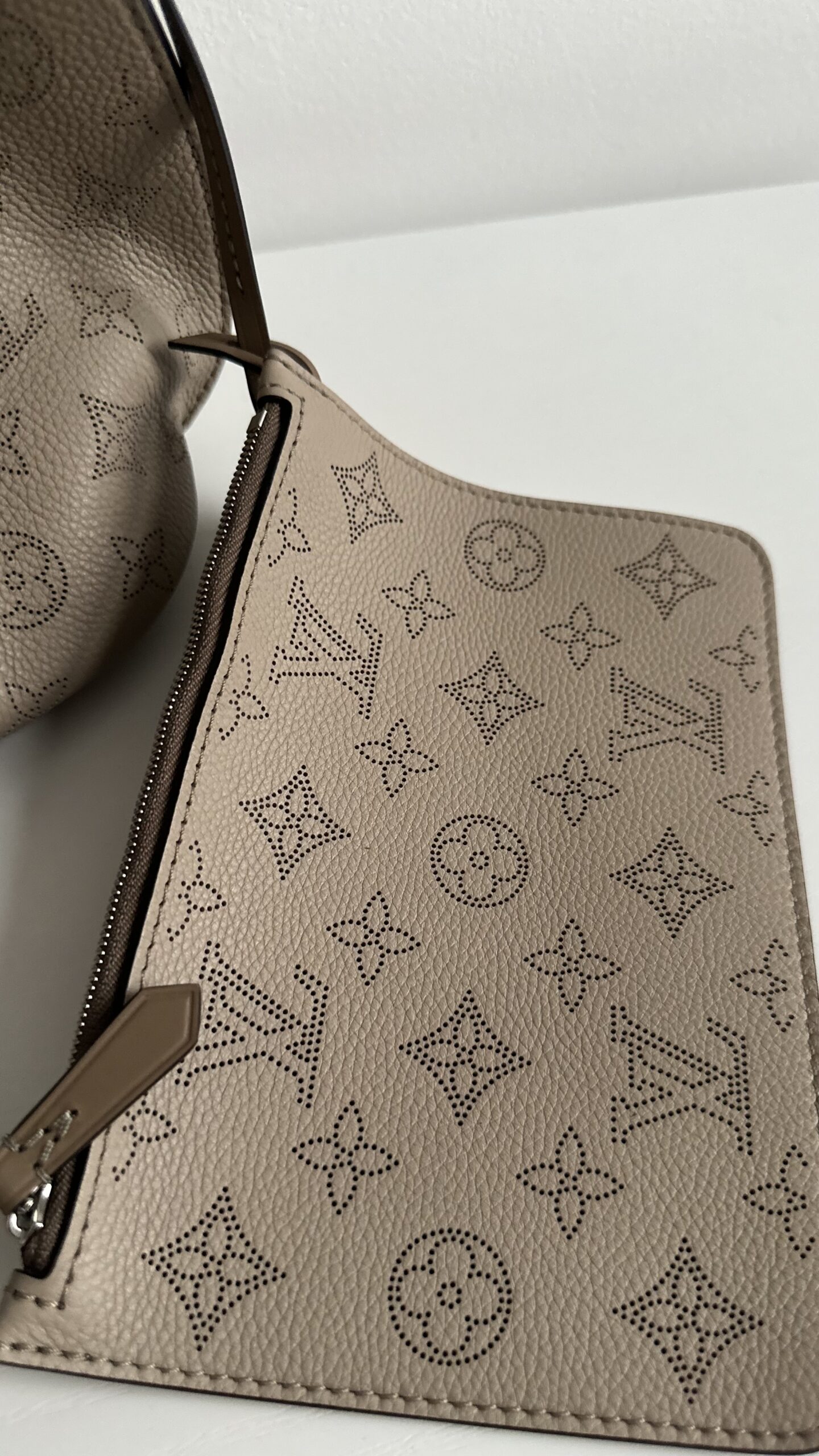Louis Vuitton Mahina Girolata bezowa torebka - obrazek 4