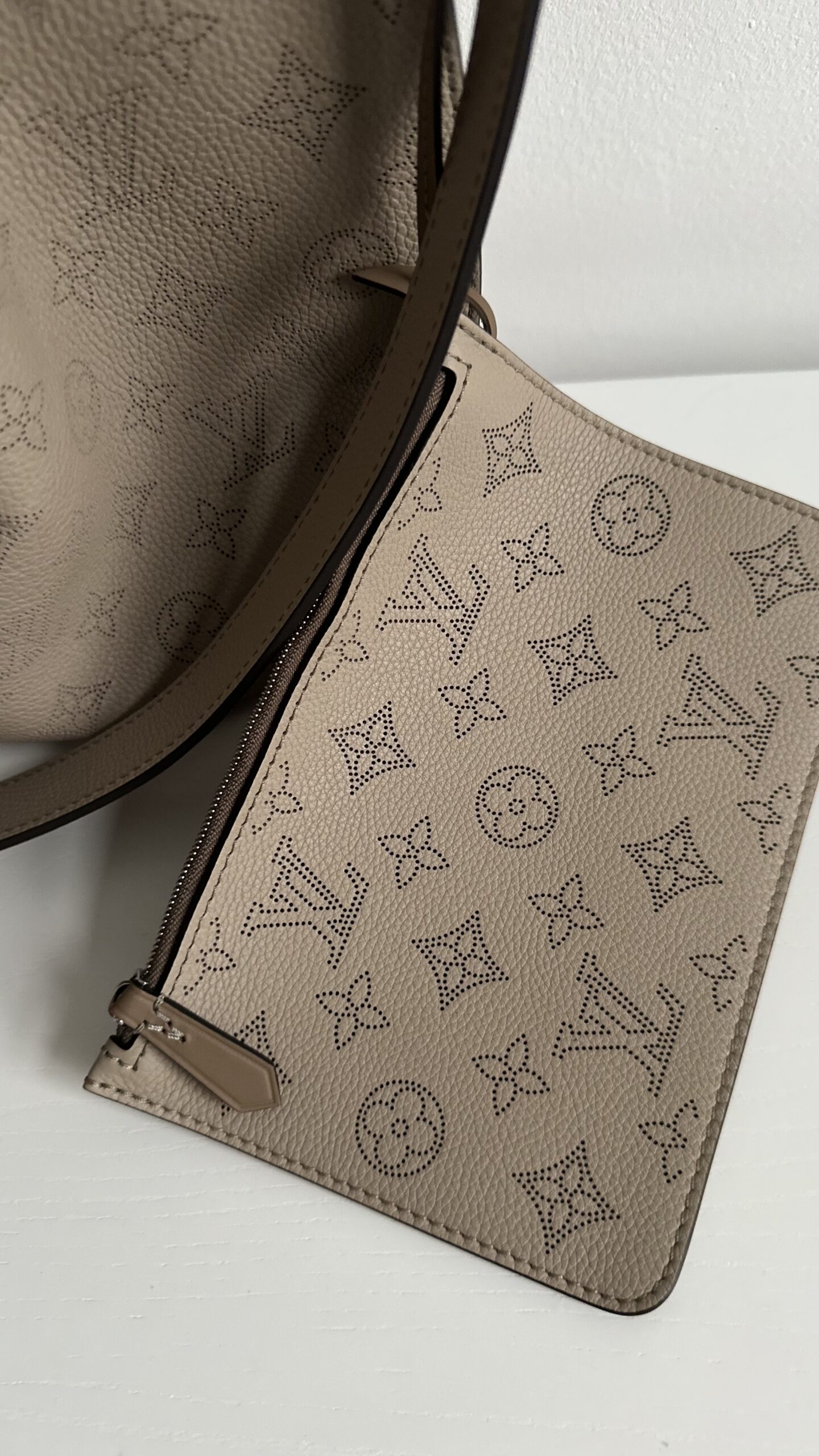 Louis Vuitton Mahina Girolata bezowa torebka - obrazek 10