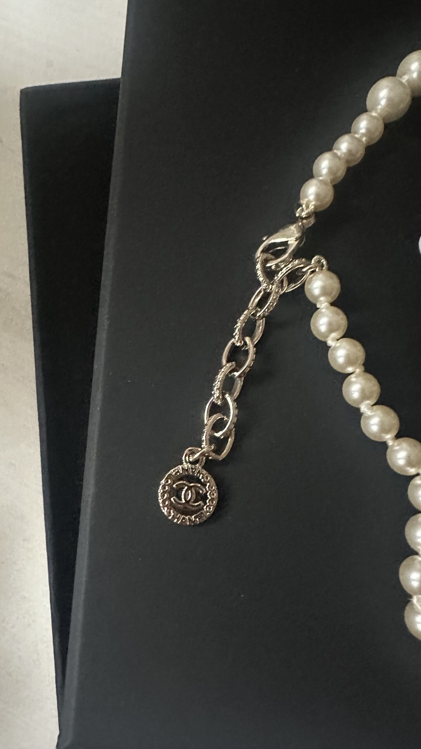 Chanel naszyjnik perły z logo nowy naszyjnik - obrazek 2
