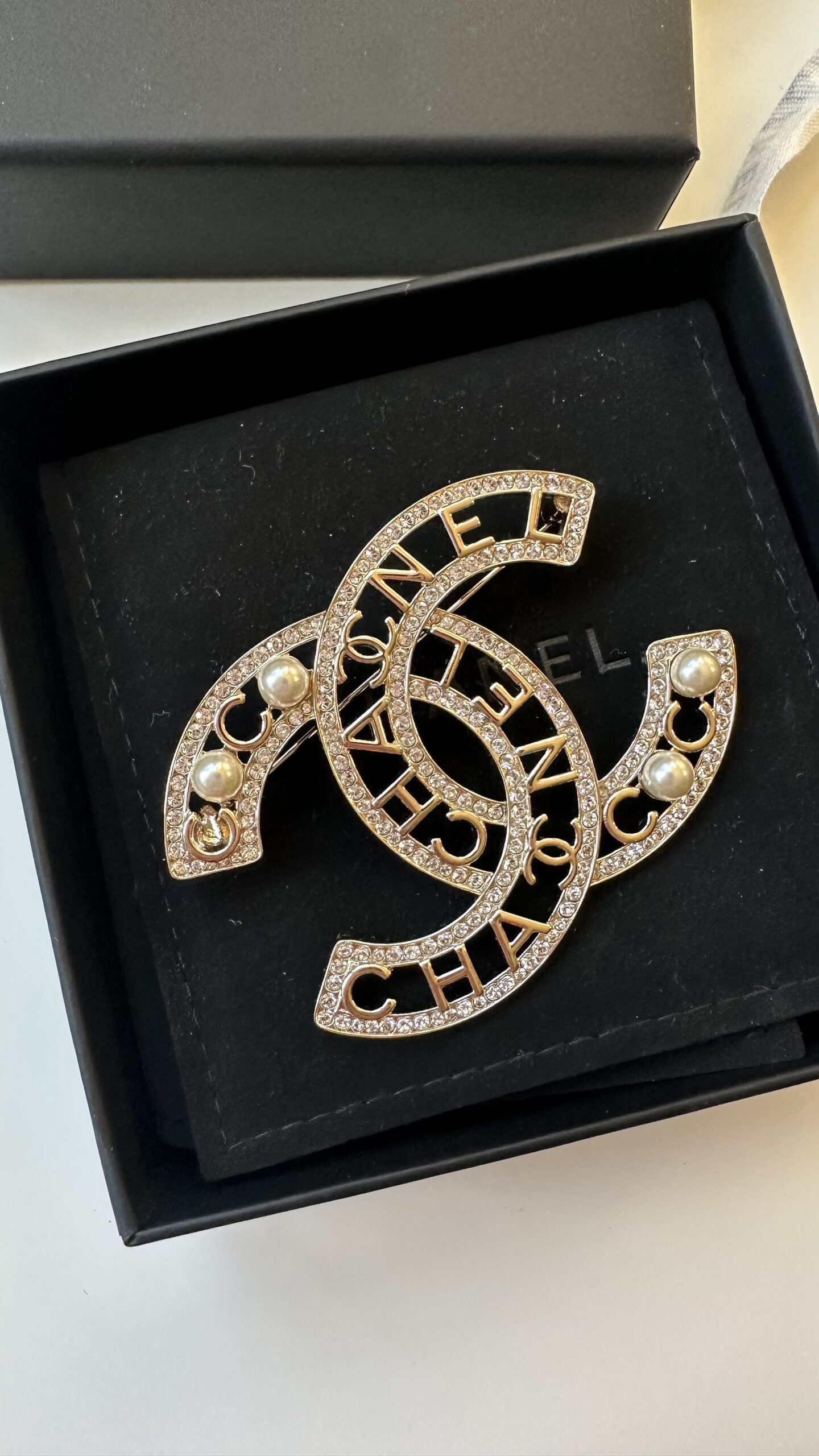 Chanel CC Brooch pearl broszka cyrkonie i perełki - obrazek 2