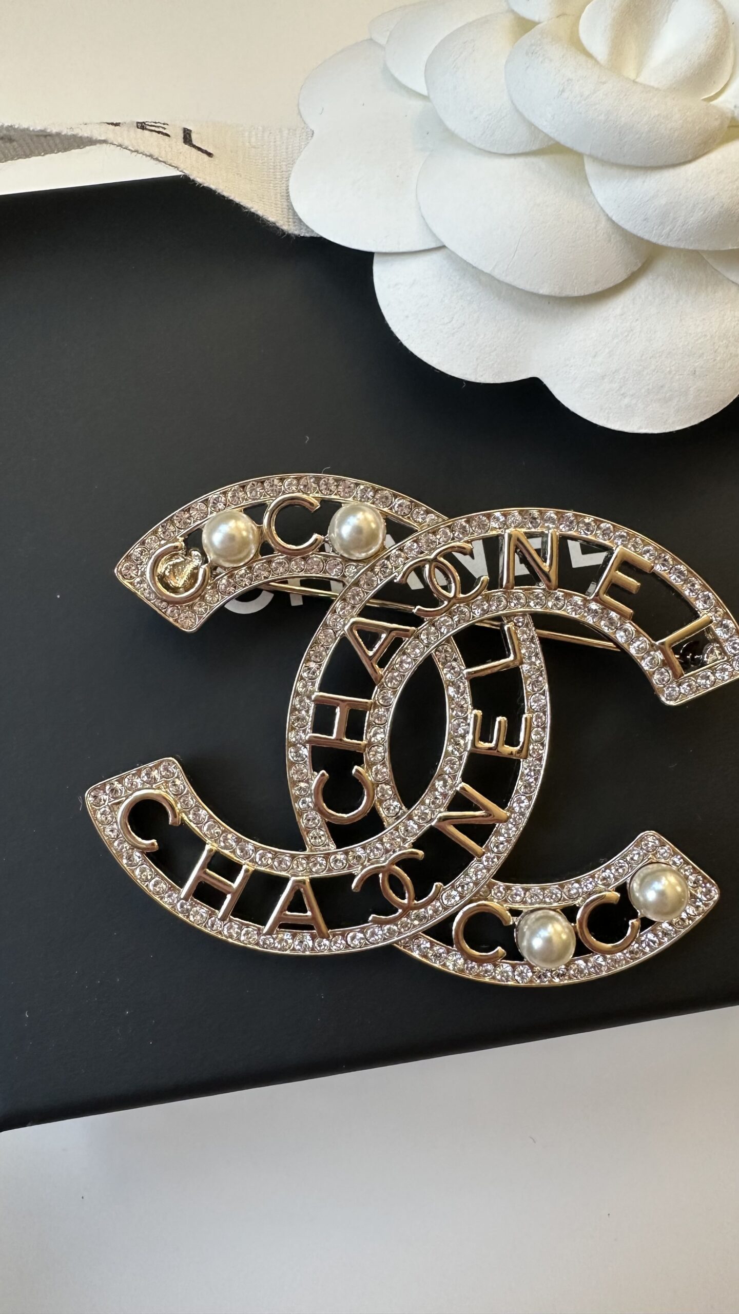Chanel CC Brooch pearl broszka cyrkonie i perełki - obrazek 3