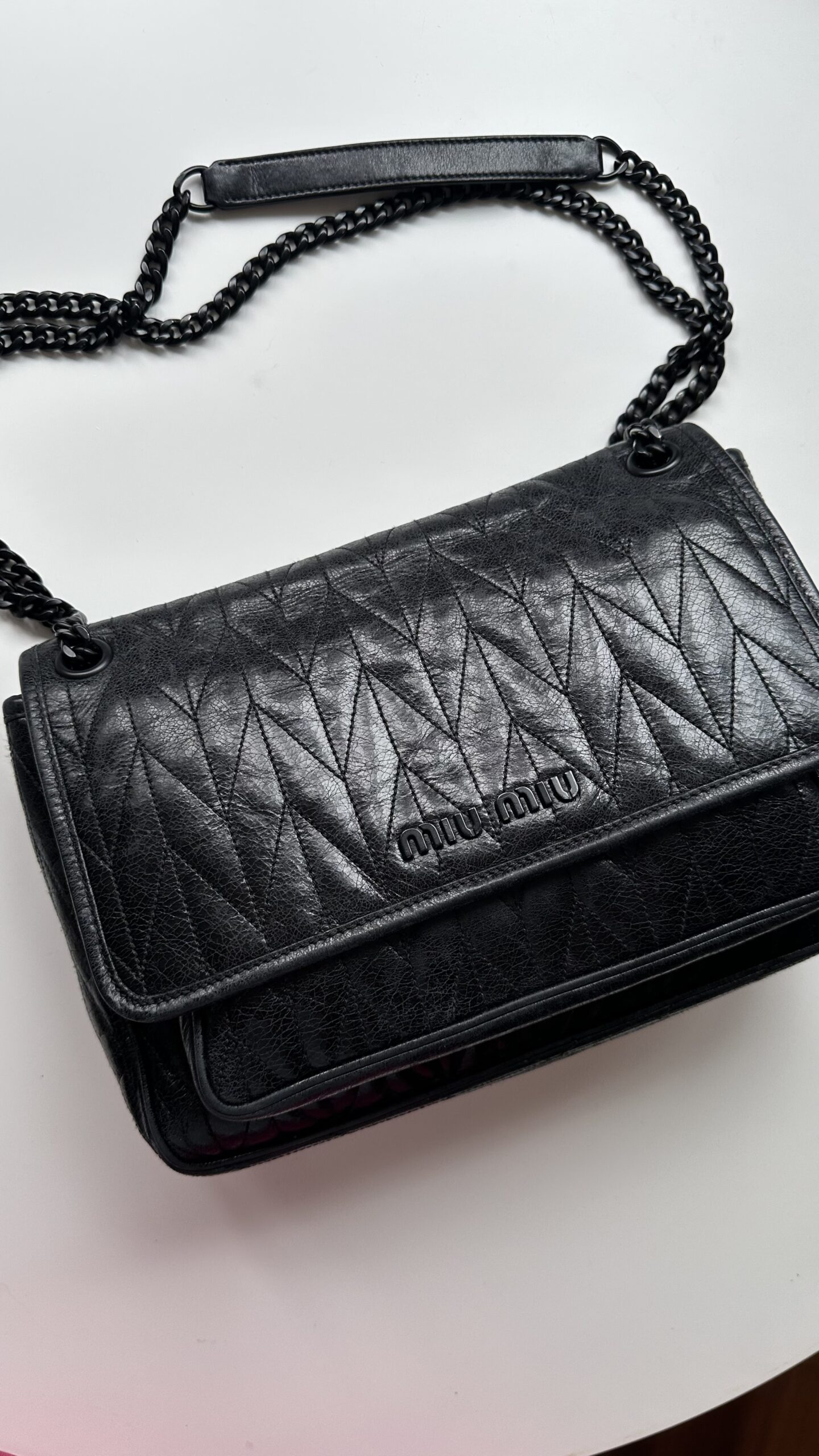 Miu Miu Matelassé czarna klasyczna torebka - obrazek 4