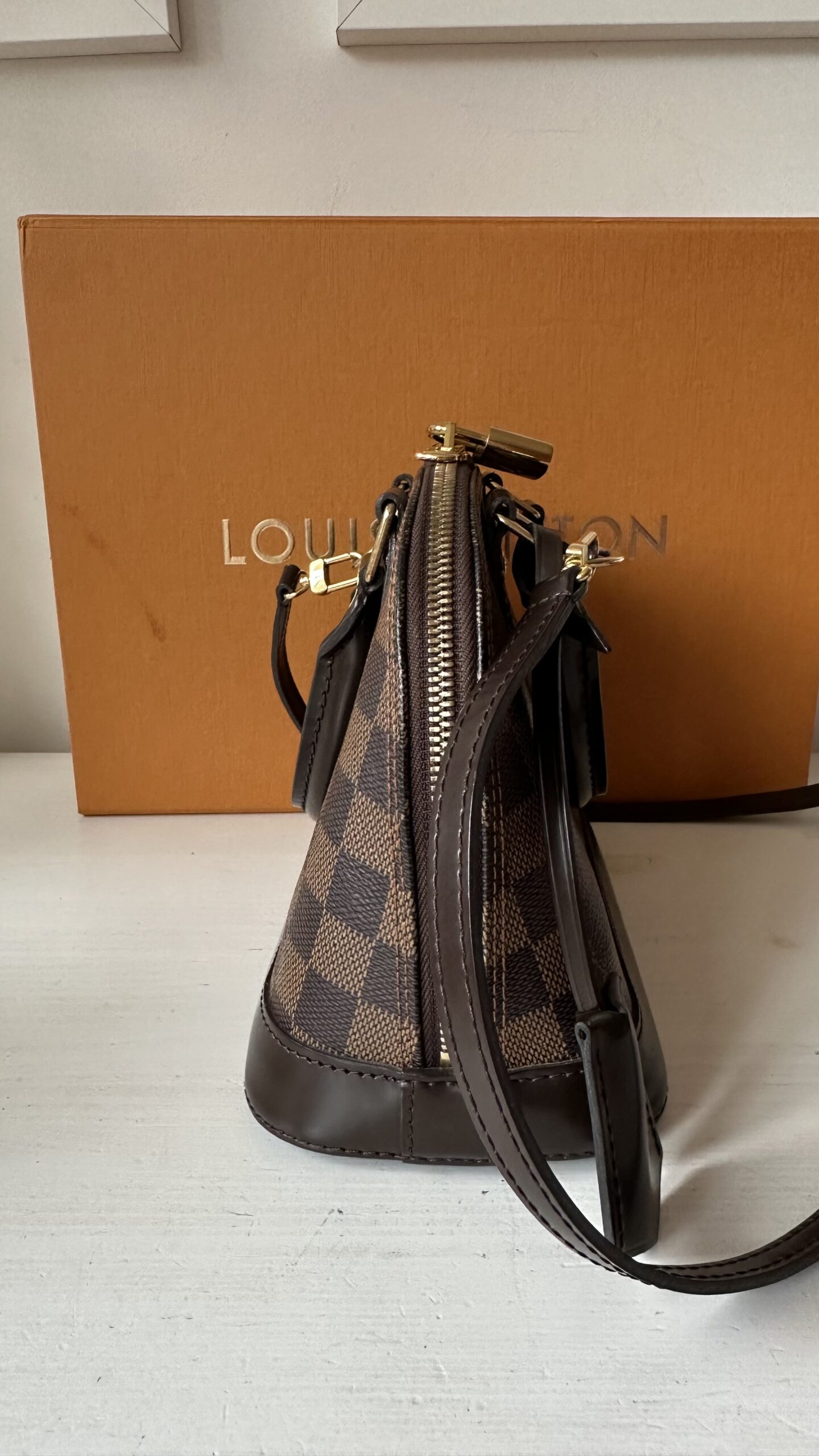 Louis Vuitton Alma bb damier ebene kuferek - obrazek 3