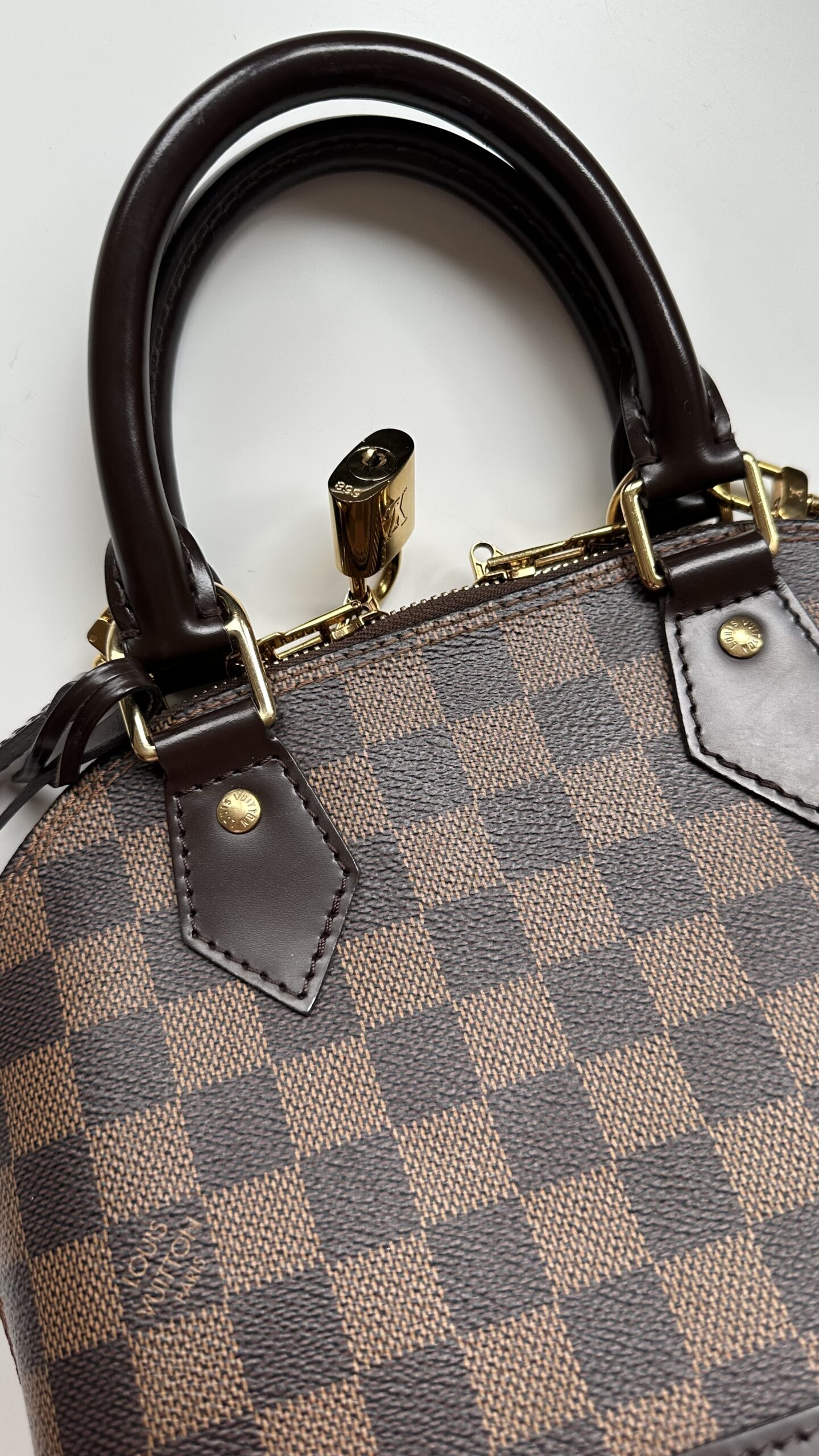 Louis Vuitton Alma bb damier ebene kuferek - obrazek 5