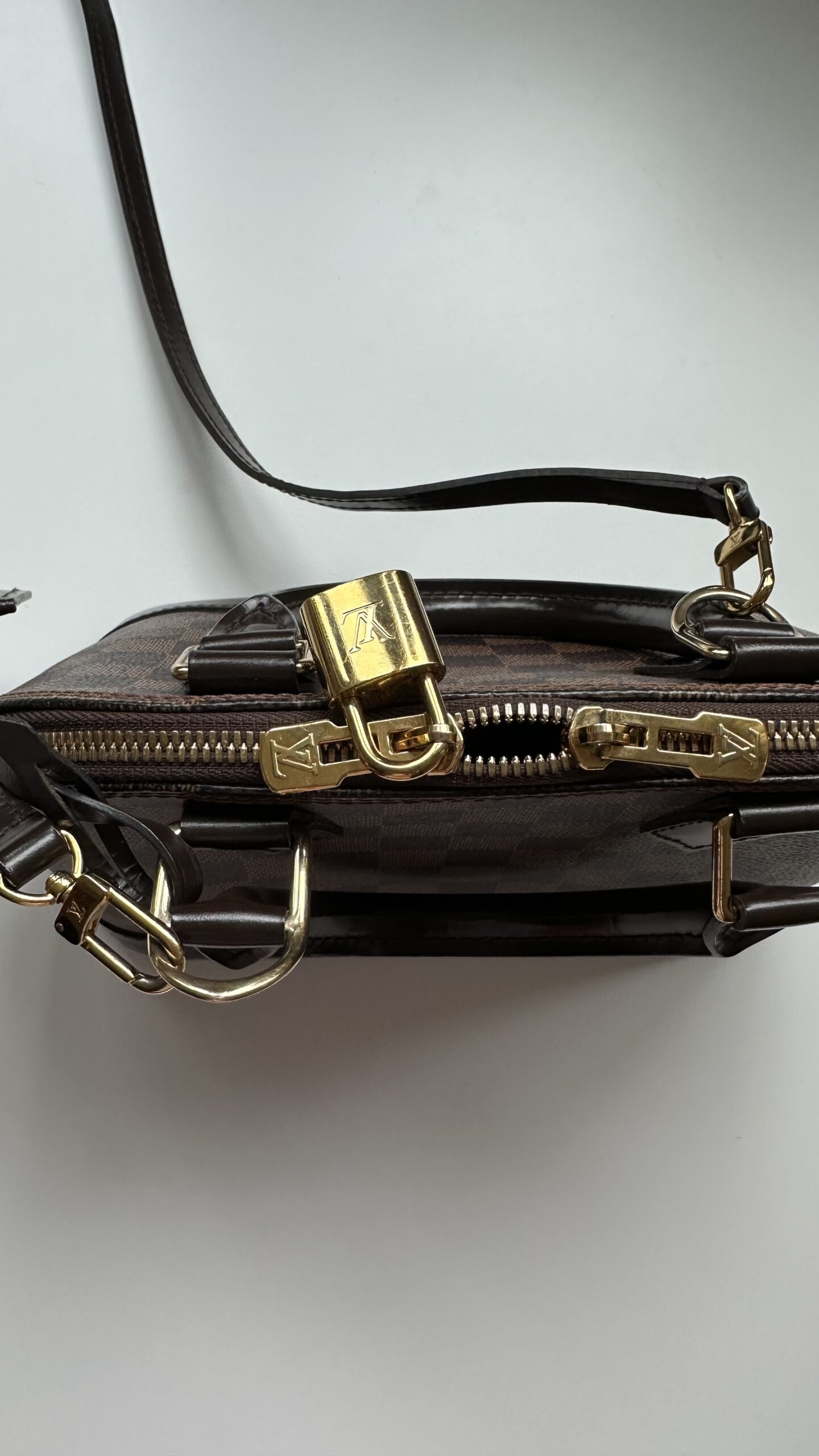 Louis Vuitton Alma bb damier ebene kuferek - obrazek 7