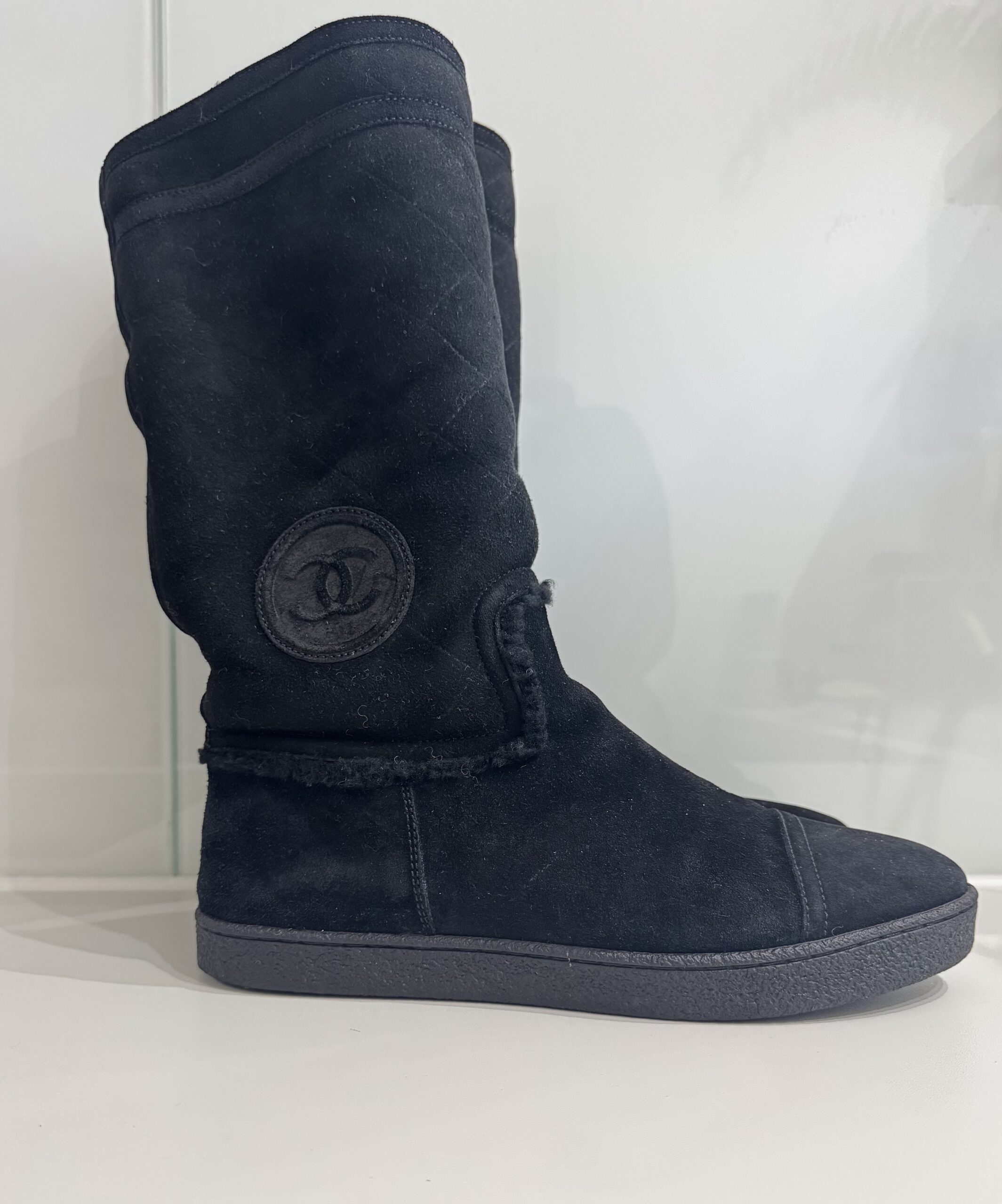 Chanel czarne, zamszowe chevron kozaki, zimowe buty z baranem w środku roz. 40 z dust bag