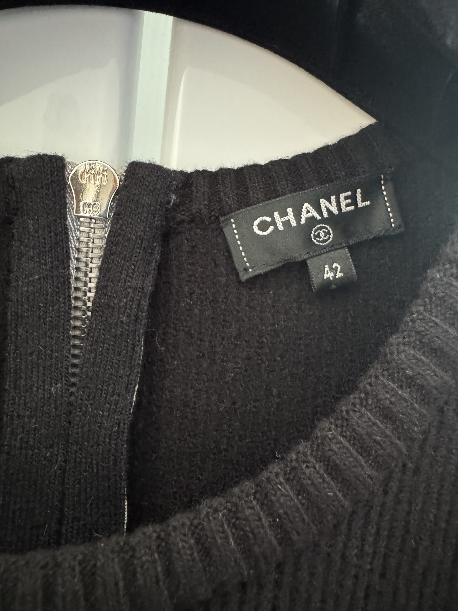 Chanel CC czarna sukienka wełna z angora kolekcja Karla Lagerfelda rozmiar FR42, L stan bardzo dobry - obrazek 8