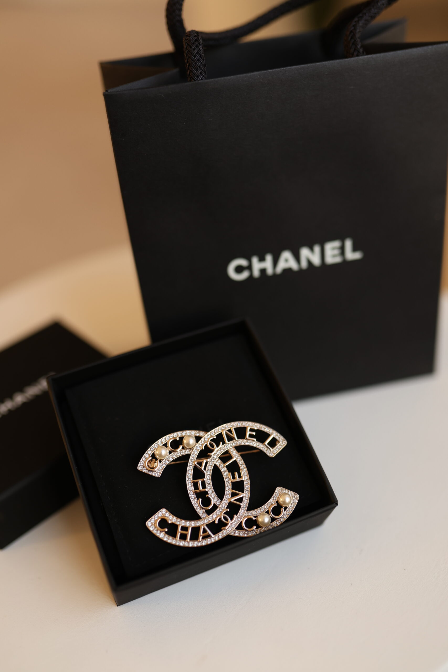 Chanel CC Brooch pearl broszka cyrkonie i perełki - obrazek 5