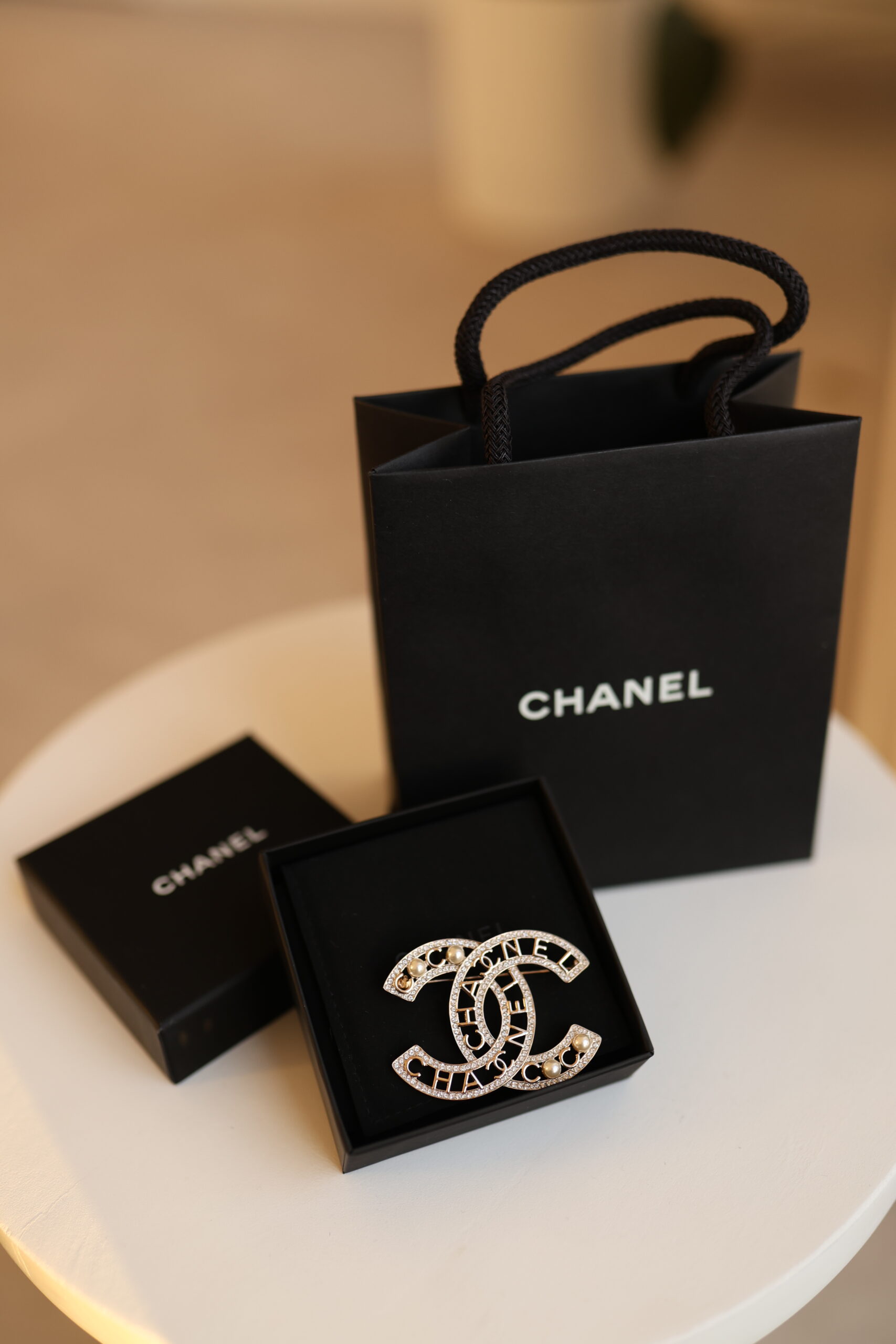 Chanel CC Brooch pearl broszka cyrkonie i perełki