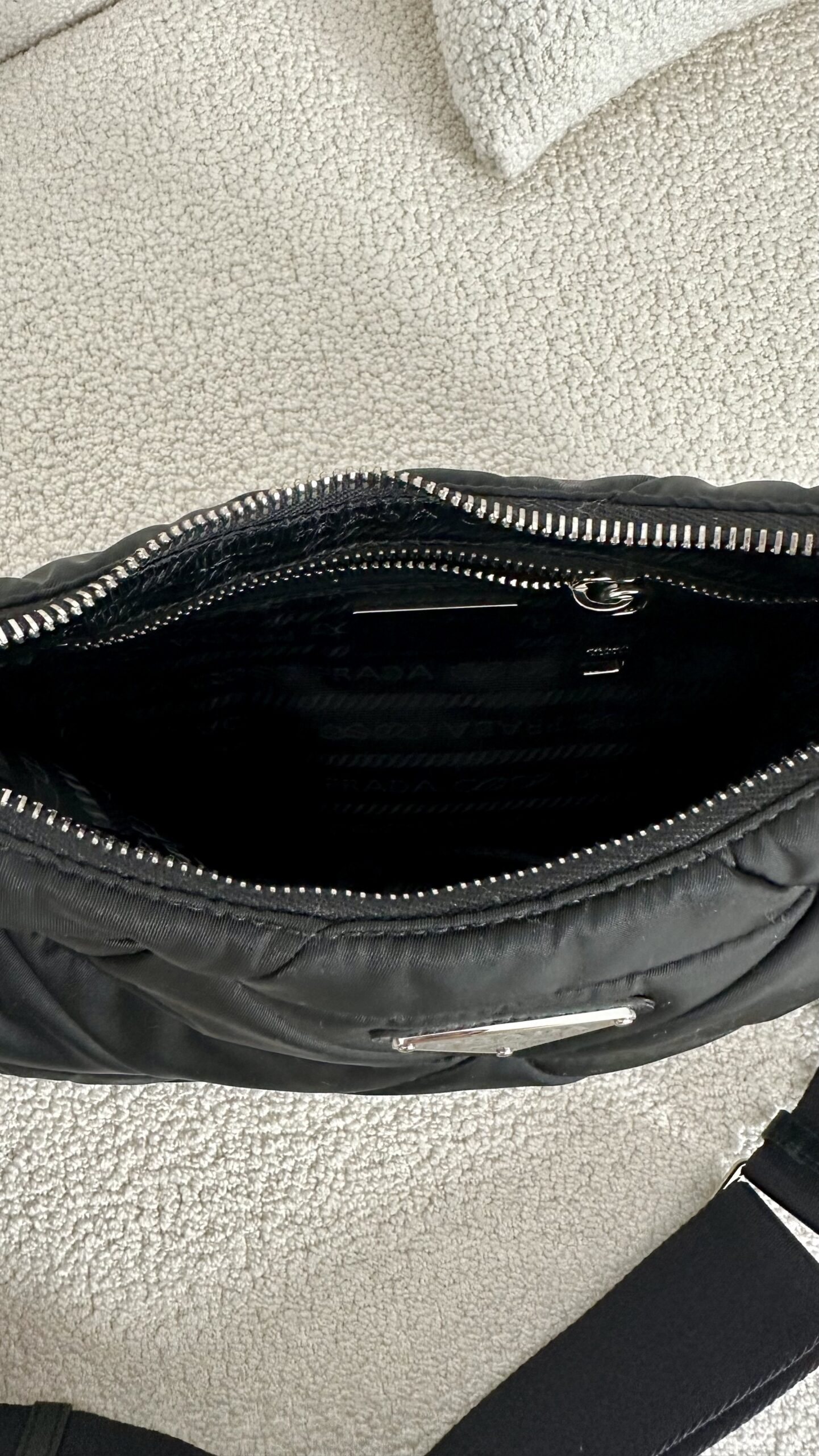 Prada Padded Re Nylon Shoulder bag czarna torebka - obrazek 3