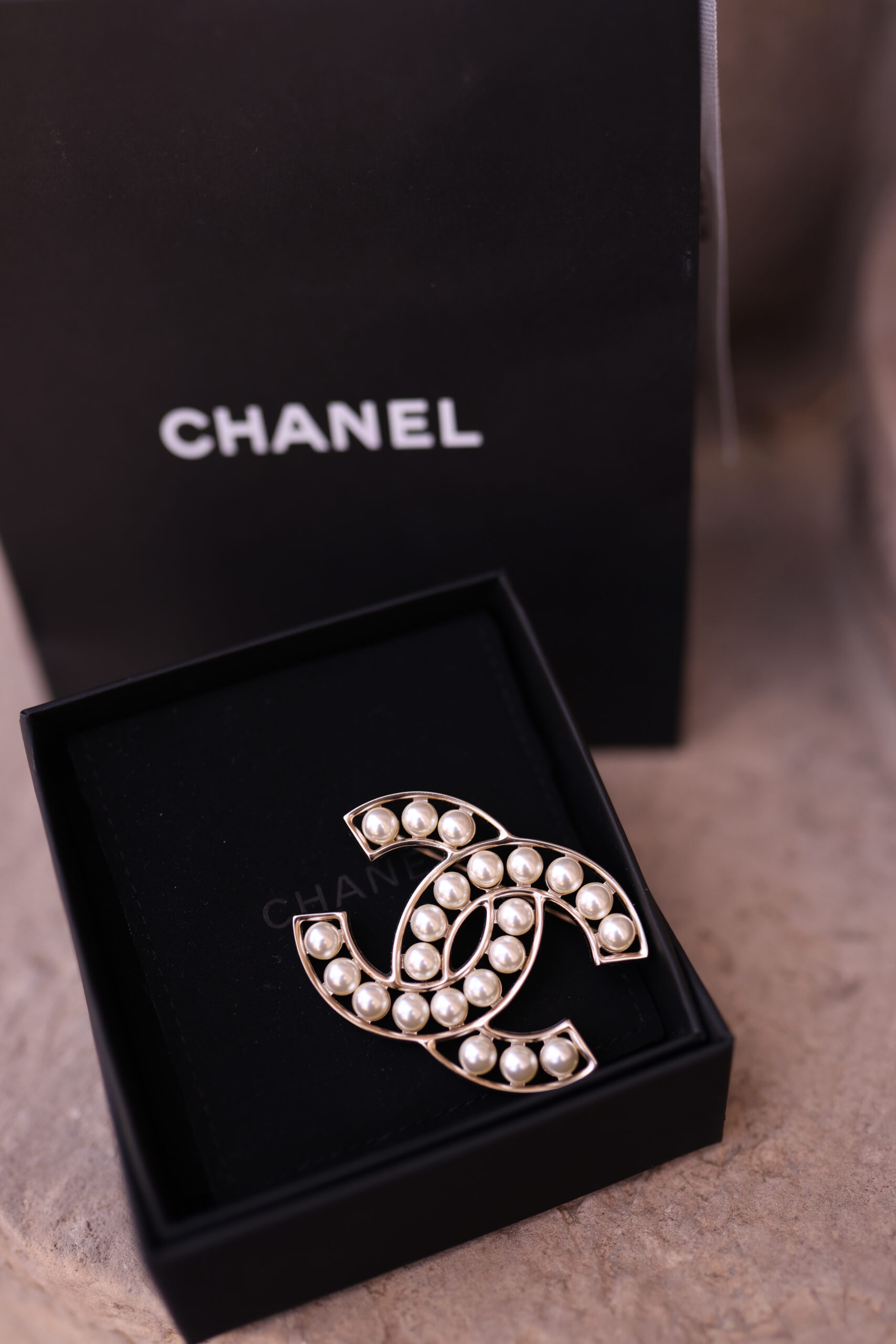 Chanel duża efektowna broszka perły