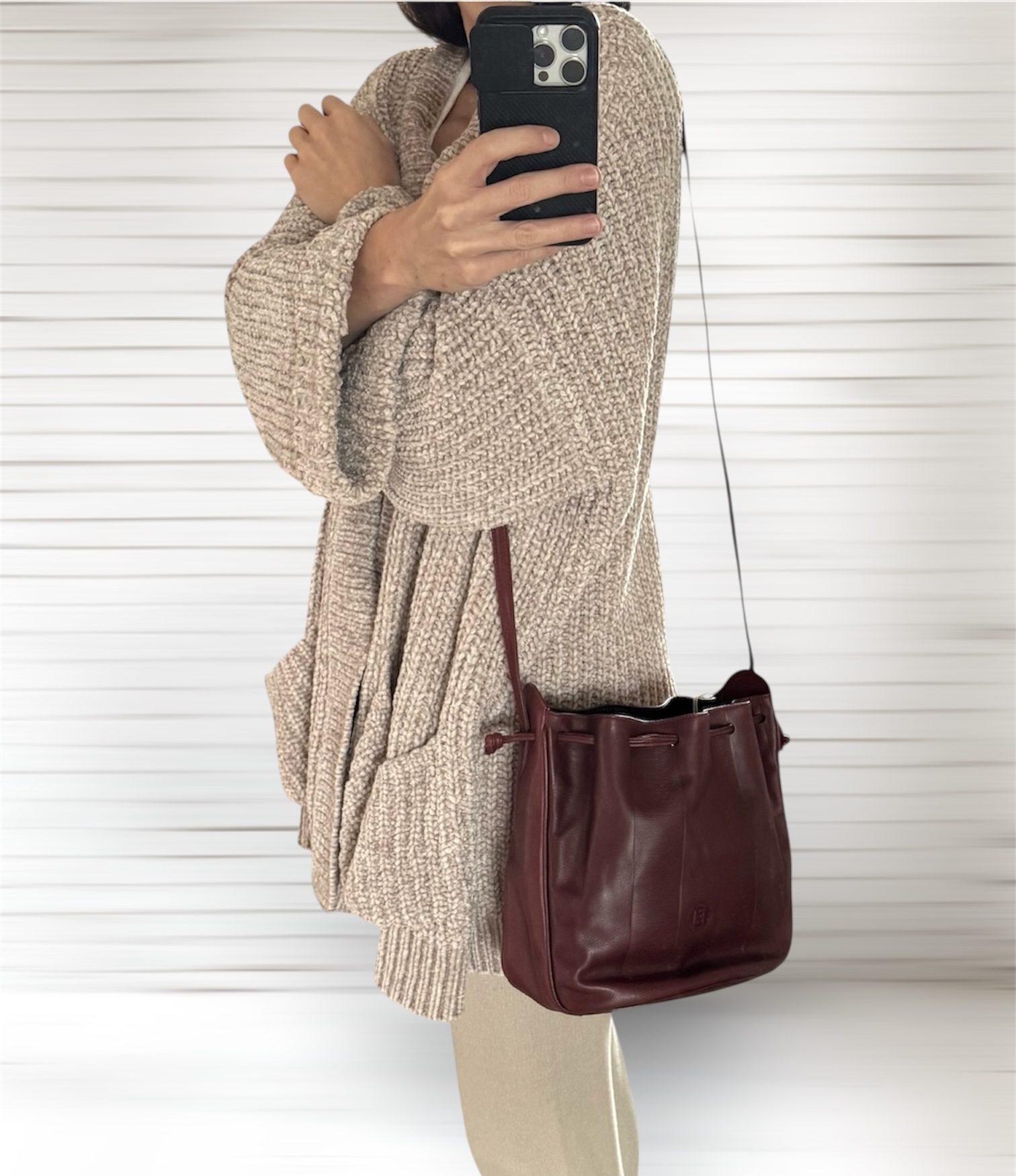 FENDI Vintage Leather Bucket Bag - torebka worek - obrazek 3