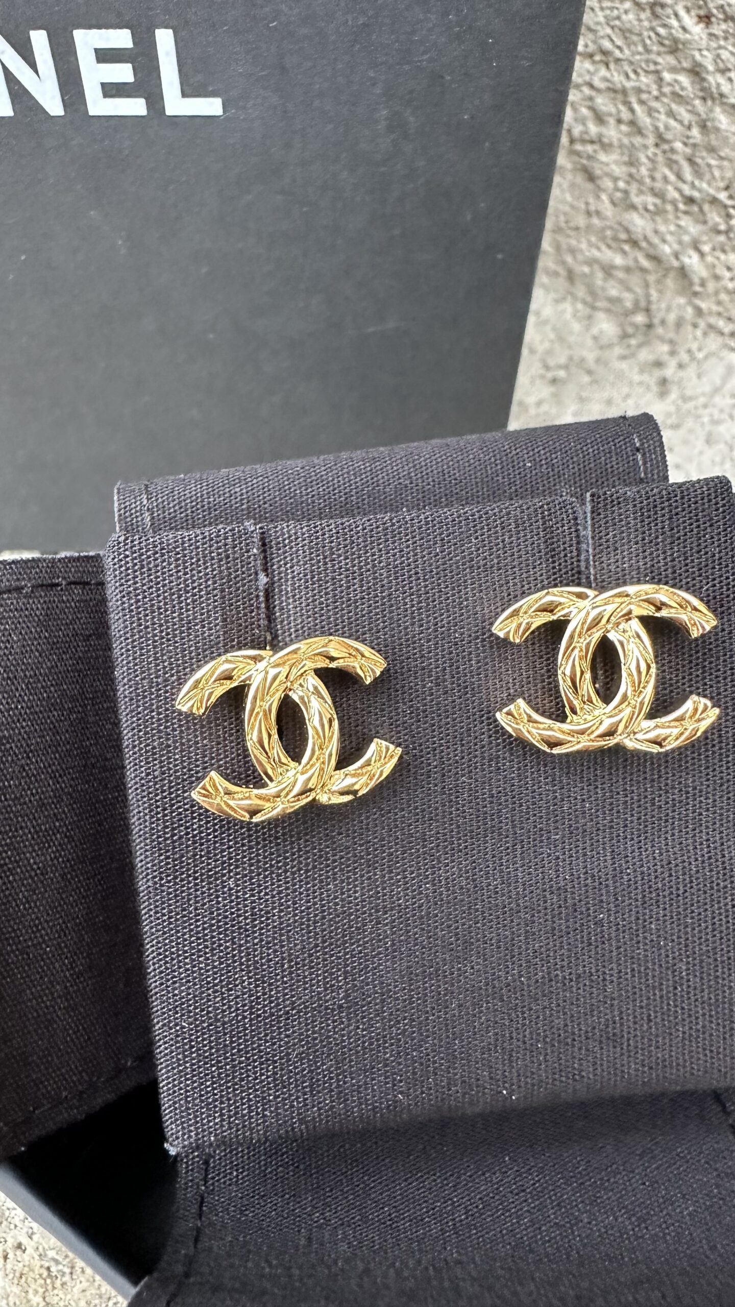 Chanel klasyczne kolczyki w kolorze złota nowe - obrazek 2