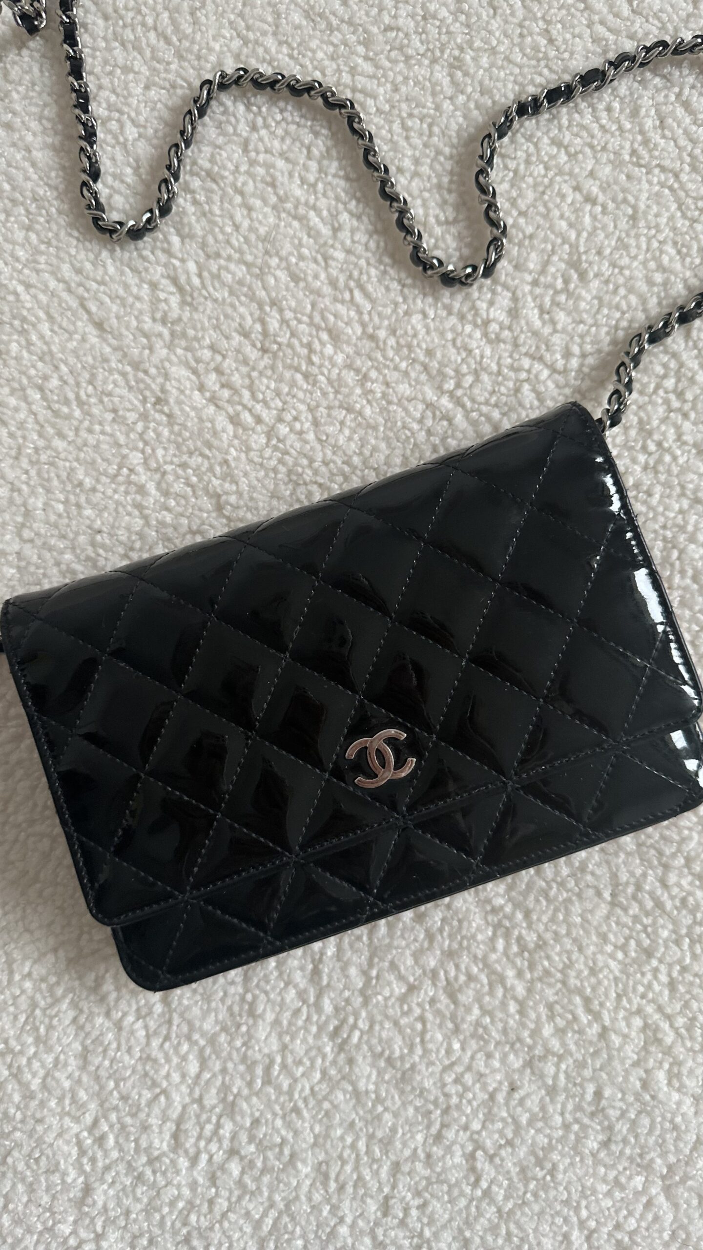 Chanel wallet on chain lakierowana pikowana torebka na łańcuszku - obrazek 2