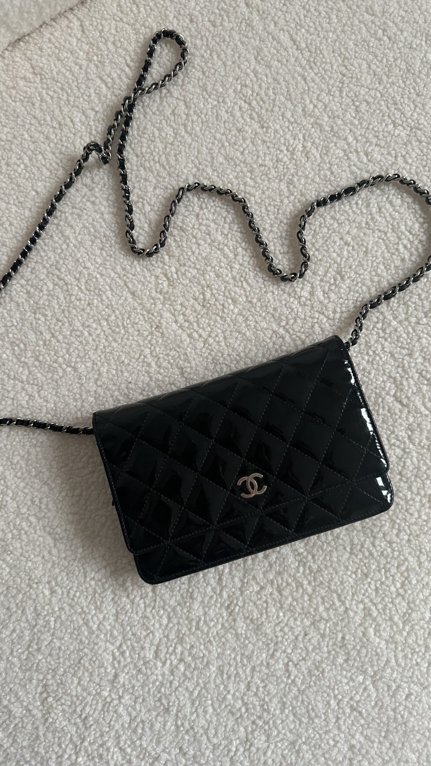 Chanel wallet on chain lakierowana pikowana torebka na łańcuszku