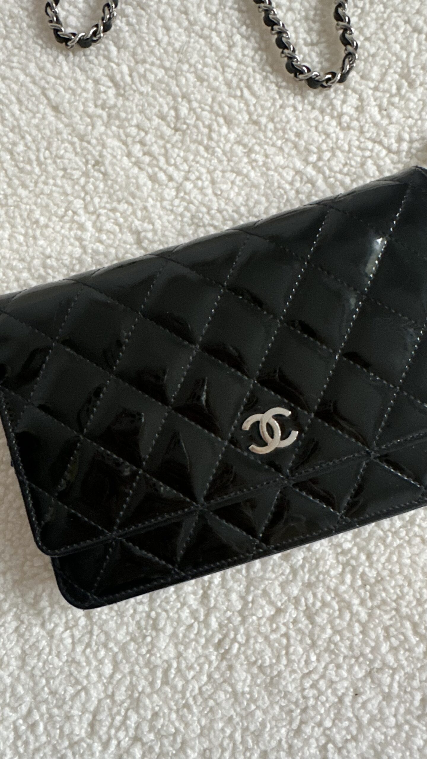 Chanel wallet on chain lakierowana pikowana torebka na łańcuszku - obrazek 3