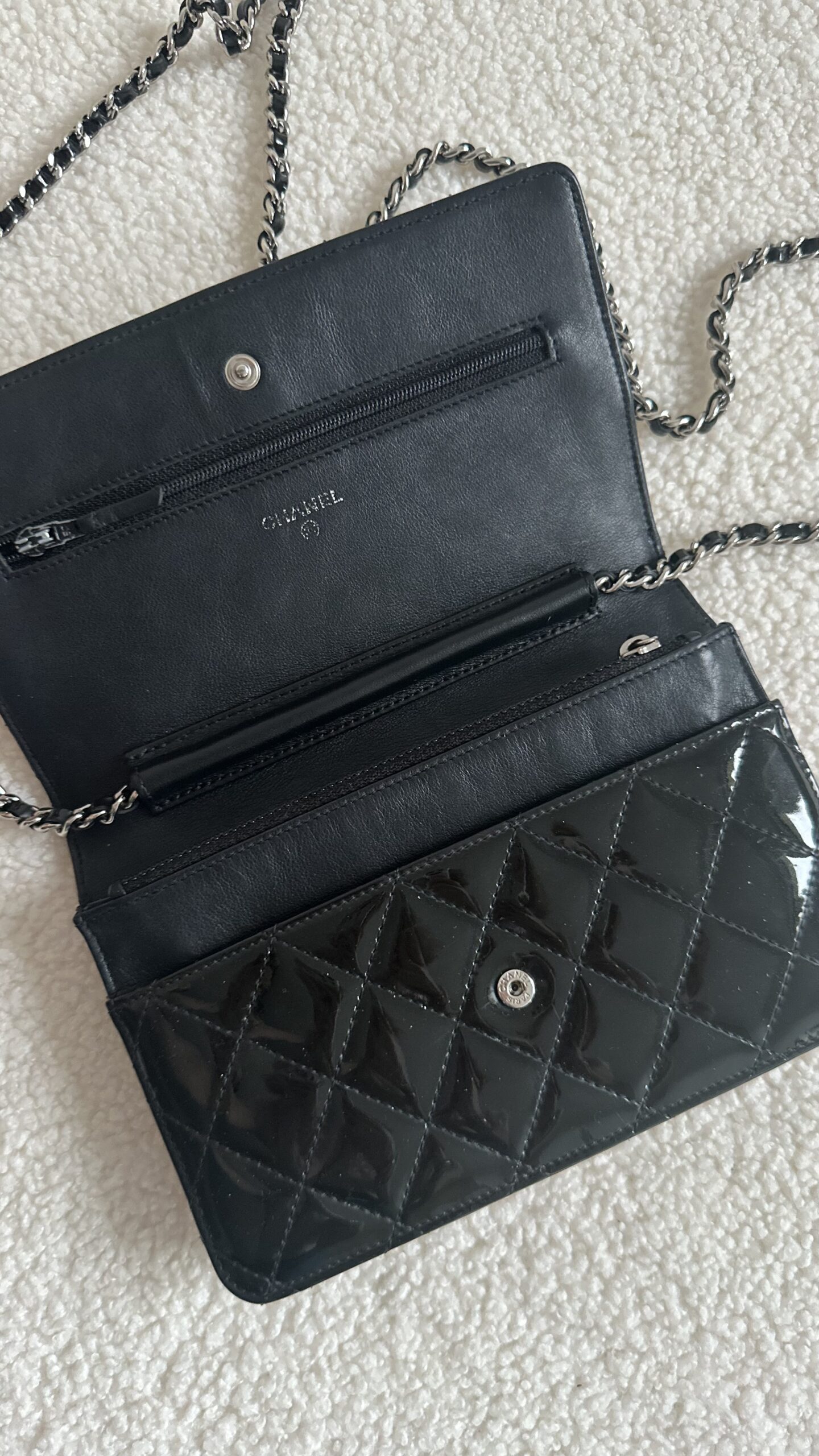 Chanel wallet on chain lakierowana pikowana torebka na łańcuszku - obrazek 4