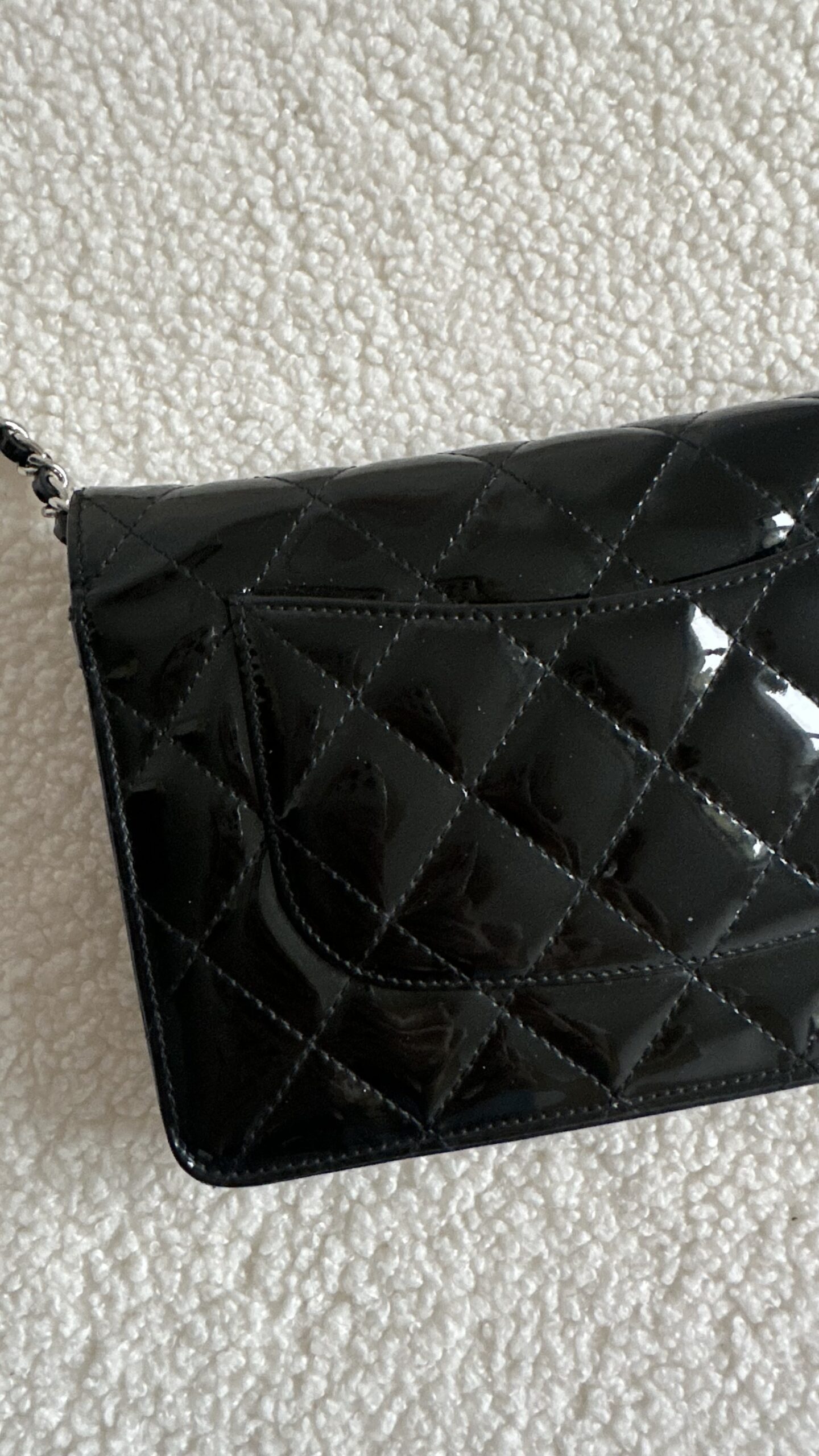 Chanel wallet on chain lakierowana pikowana torebka na łańcuszku - obrazek 6