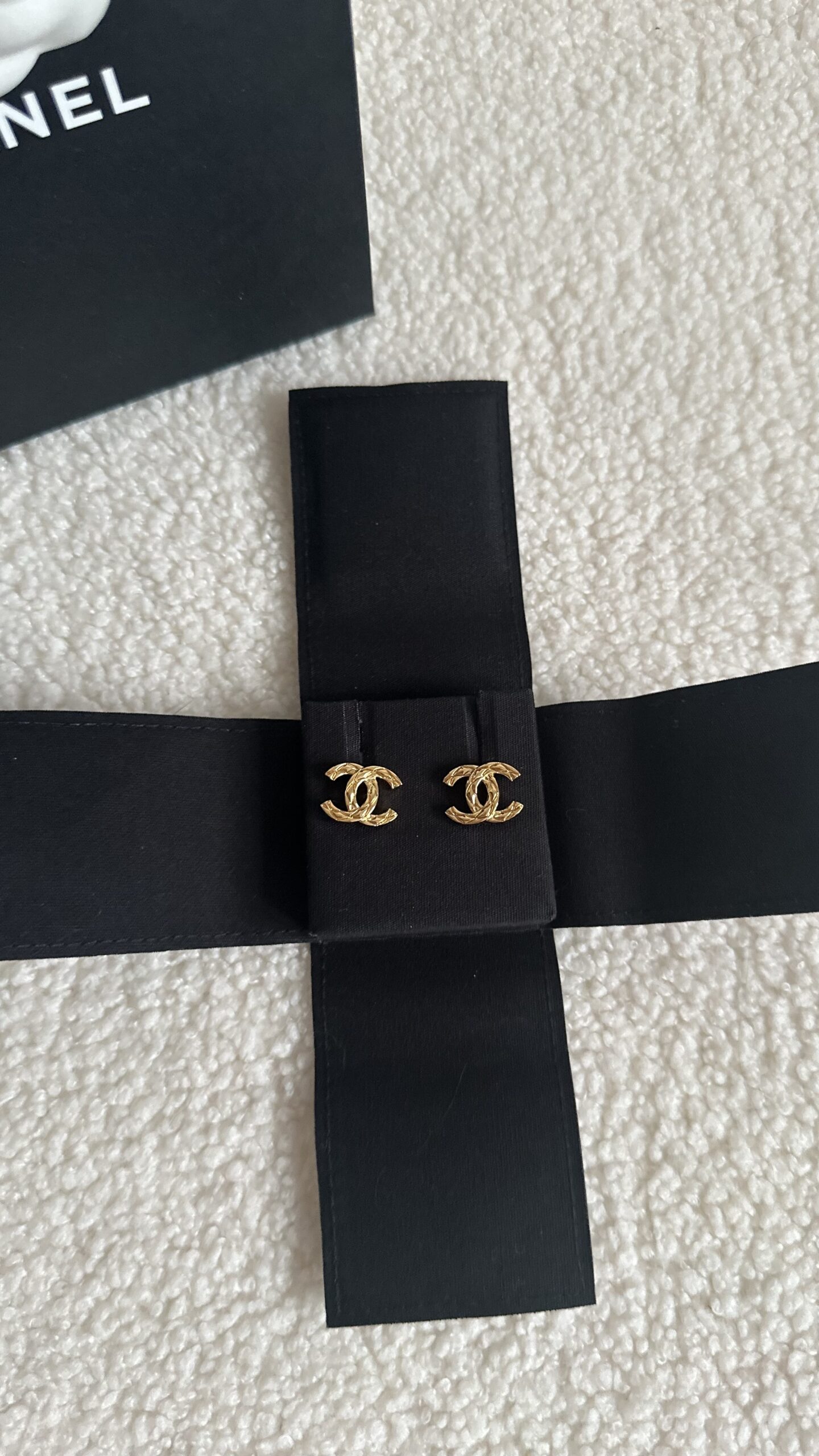 Chanel klasyczne kolczyki w kolorze złota - obrazek 2