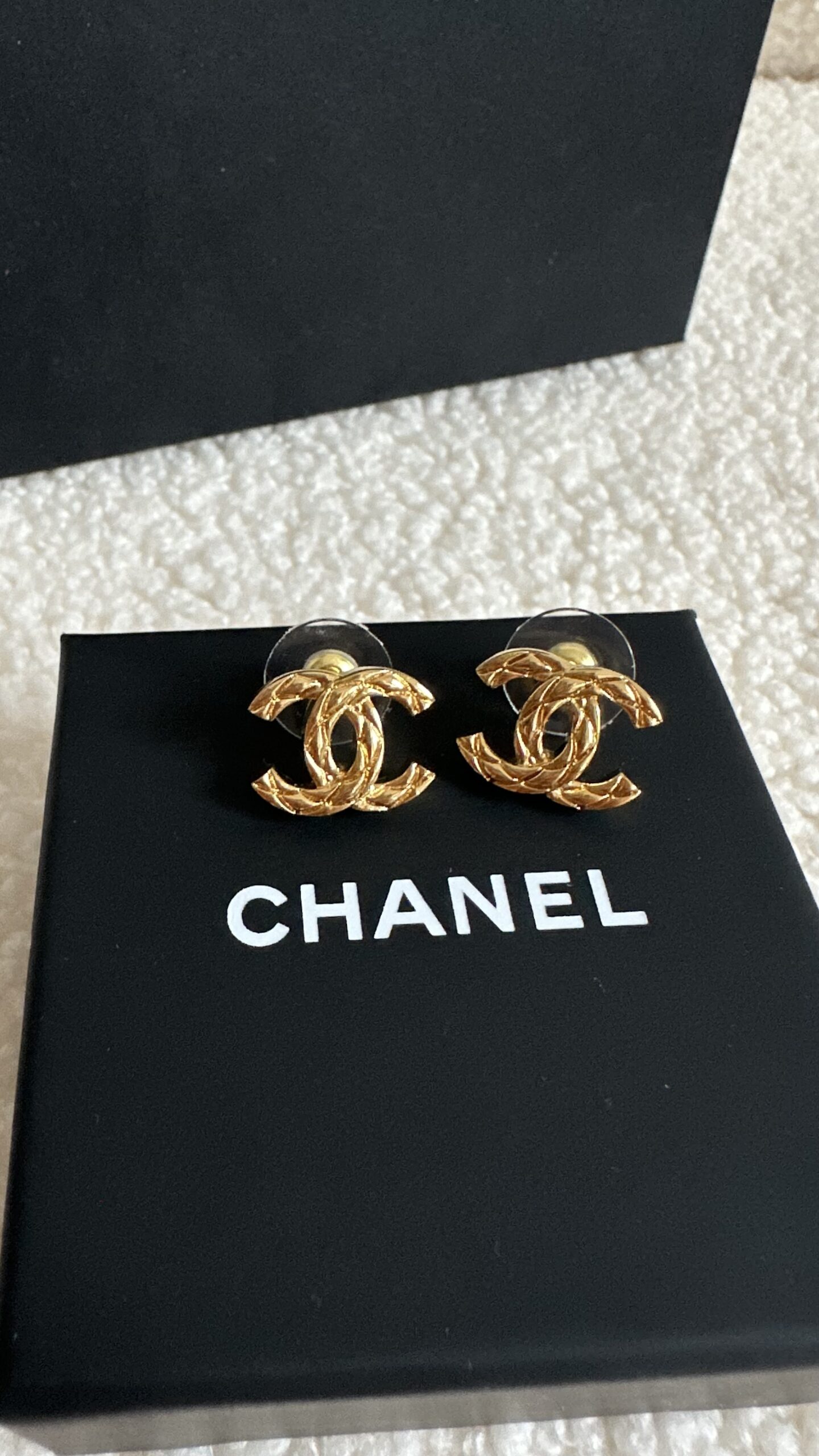 Chanel klasyczne kolczyki w kolorze złota - obrazek 3