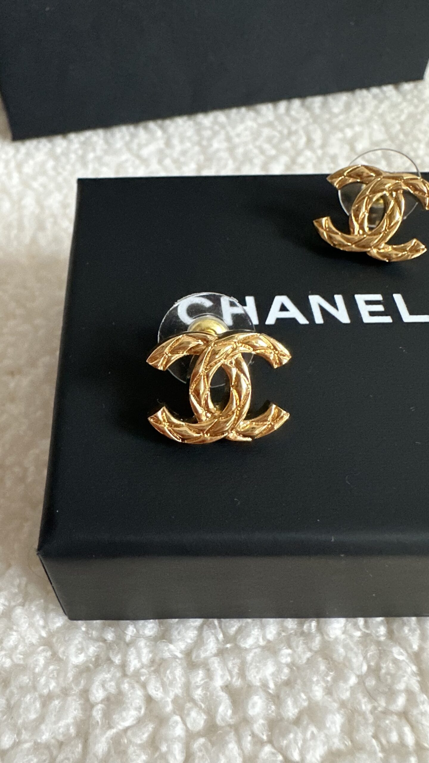 Chanel klasyczne kolczyki w kolorze złota - obrazek 4
