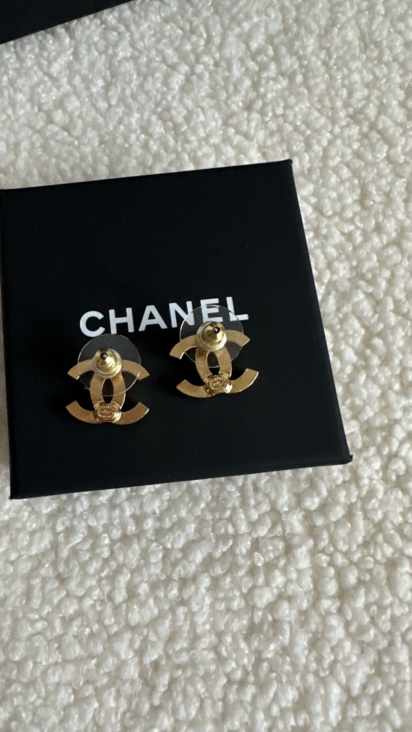 Chanel klasyczne kolczyki w kolorze złota - obrazek 5